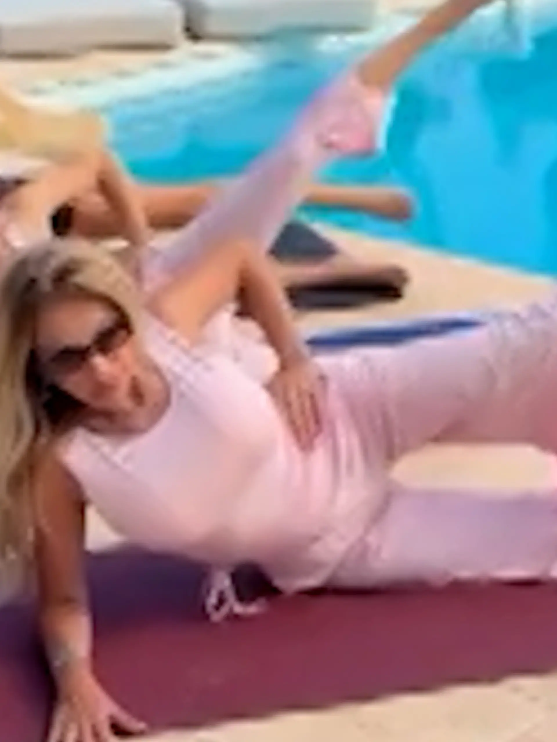 Bild zu: "Sexy Pilates-Power bei den Geissens! Davina und Shania lassen Mama Carmen schwitzen"