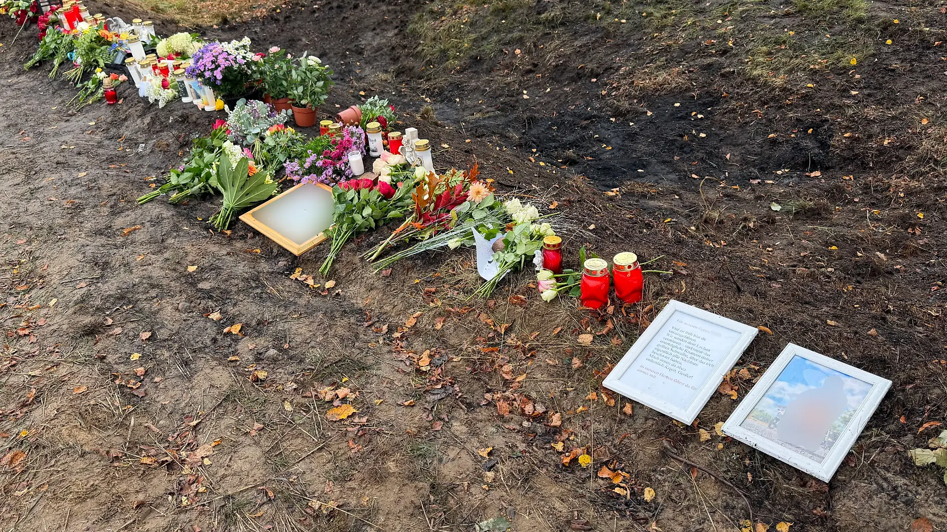 Blumen, Kerzen und eingerahmte Fotos erinnern am Unfallort in Biesenthal an die vier jungen Todesopfer. Doch unter all den liebevollen Andenken sticht eines besonders hervor: ein bewegender Abschiedsbrief.