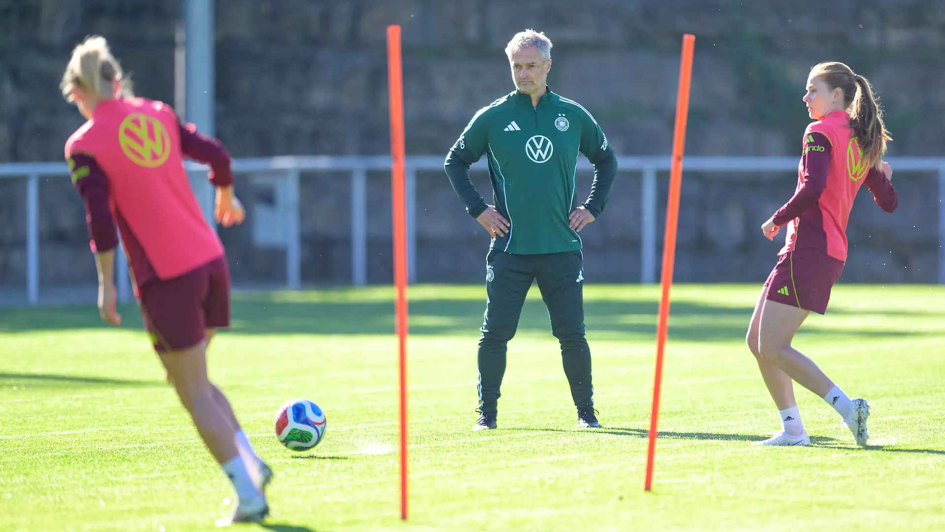 Fußball, Nationalmanschaft, Frauen, 20261006, Fraining DFB Frauen. Im Bild Bundestrainer Deutschland Christian Wück beobachtet verfolgt Training. Eppelheim ASV Eppelheim Baden-Württemberg Deutschland *** Soccer, National Team, Women, 20261006, Fraining DFB Women In the photo: Germany s national team coach Christian Wück closely watches a training session at ASV Eppelheim in Eppelheim, Baden-Württemberg, Germany Copyright: Passion2Press/MarkusxFischerx