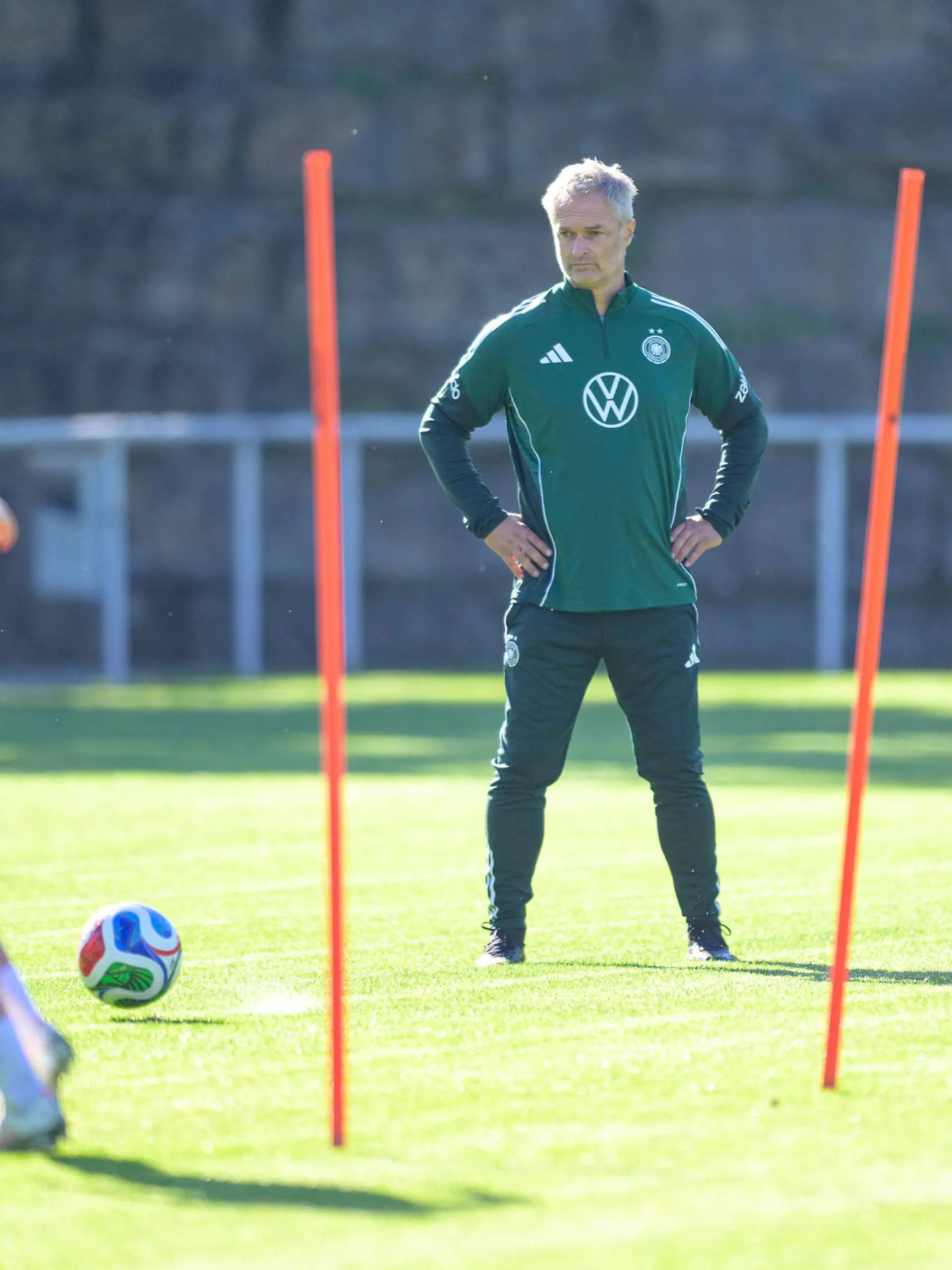 Fußball, Nationalmanschaft, Frauen, 20261006, Fraining DFB Frauen. Im Bild Bundestrainer Deutschland Christian Wück beobachtet verfolgt Training. Eppelheim ASV Eppelheim Baden-Württemberg Deutschland *** Soccer, National Team, Women, 20261006, Fraining DFB Women In the photo: Germany s national team coach Christian Wück closely watches a training session at ASV Eppelheim in Eppelheim, Baden-Württemberg, Germany Copyright: Passion2Press/MarkusxFischerx