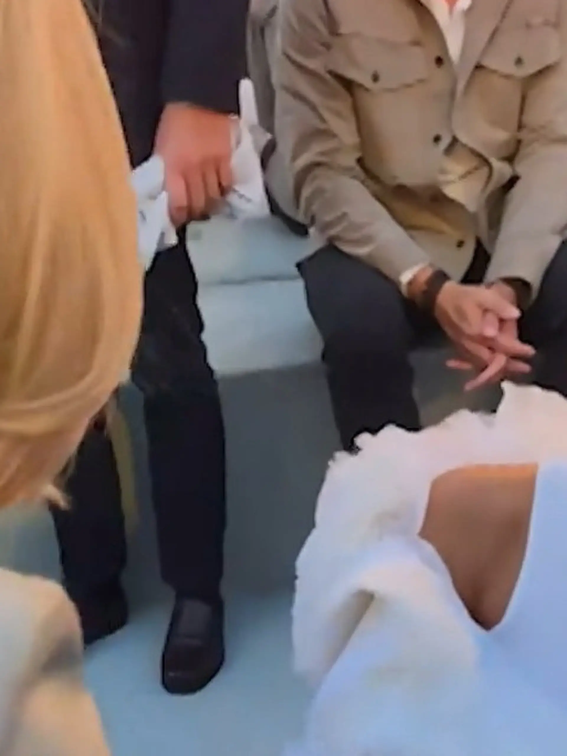Bild zu: "Peinlicher Fauxpas? Hollywoodstar sorgt bei Treffen mit Brigitte Macron für Wirbel"