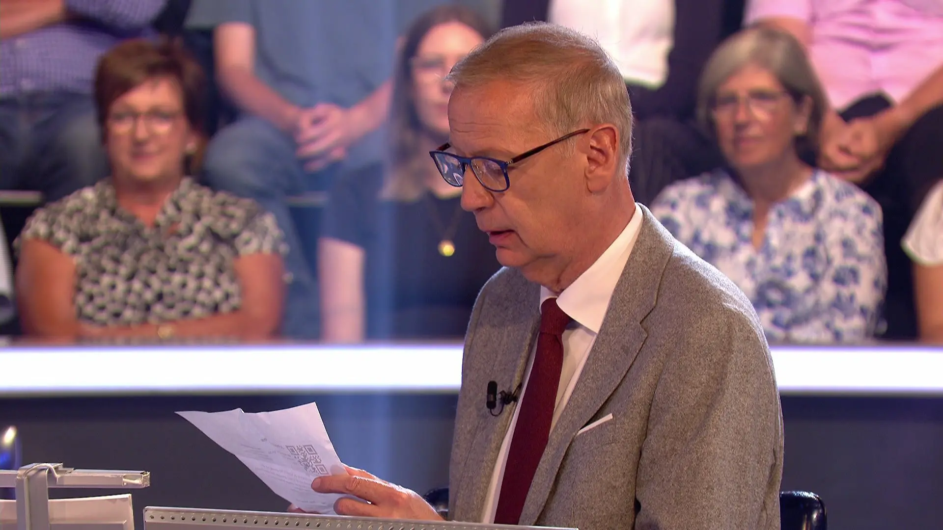 Günther Jauch liest die Regel selbst auf einer Eintrittskarte nach.