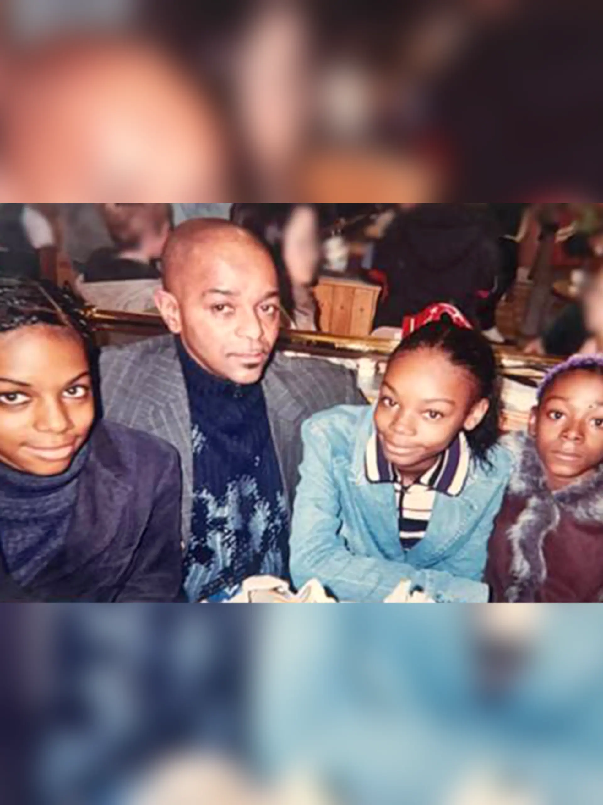 Ein Familienfoto zeigt die drei Schwestern Jane Adetoro (36), Christina Walters (32) und Rebecca Walters (31, v. l.) mit ihrem Vater Joseph. Im Mai wurden die Frauen tot aus dem Meer vor Brighton geborgen.