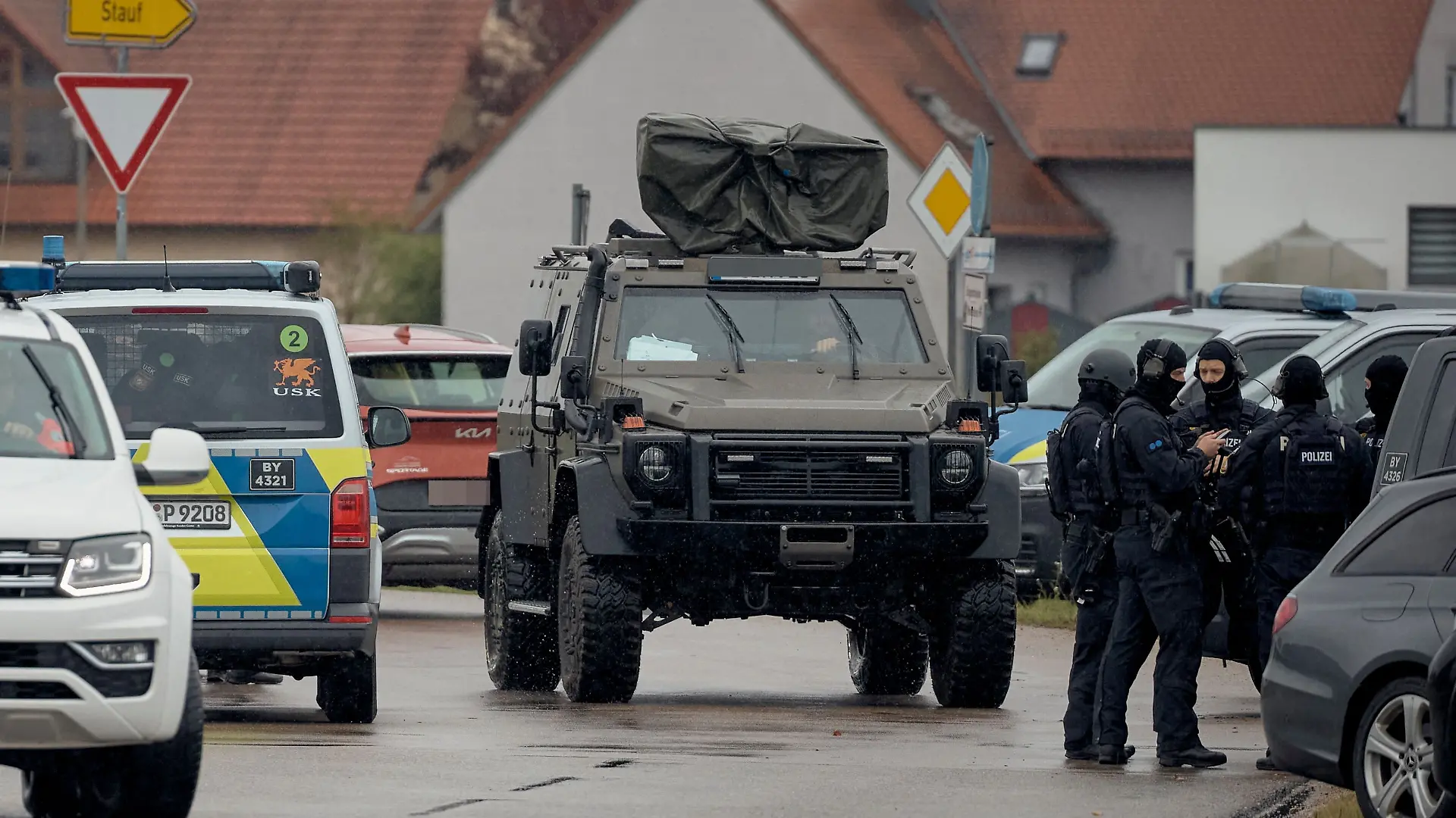 Spezialkräfte der Polizei versuchen, den Täter in Berngau zu stellen.
