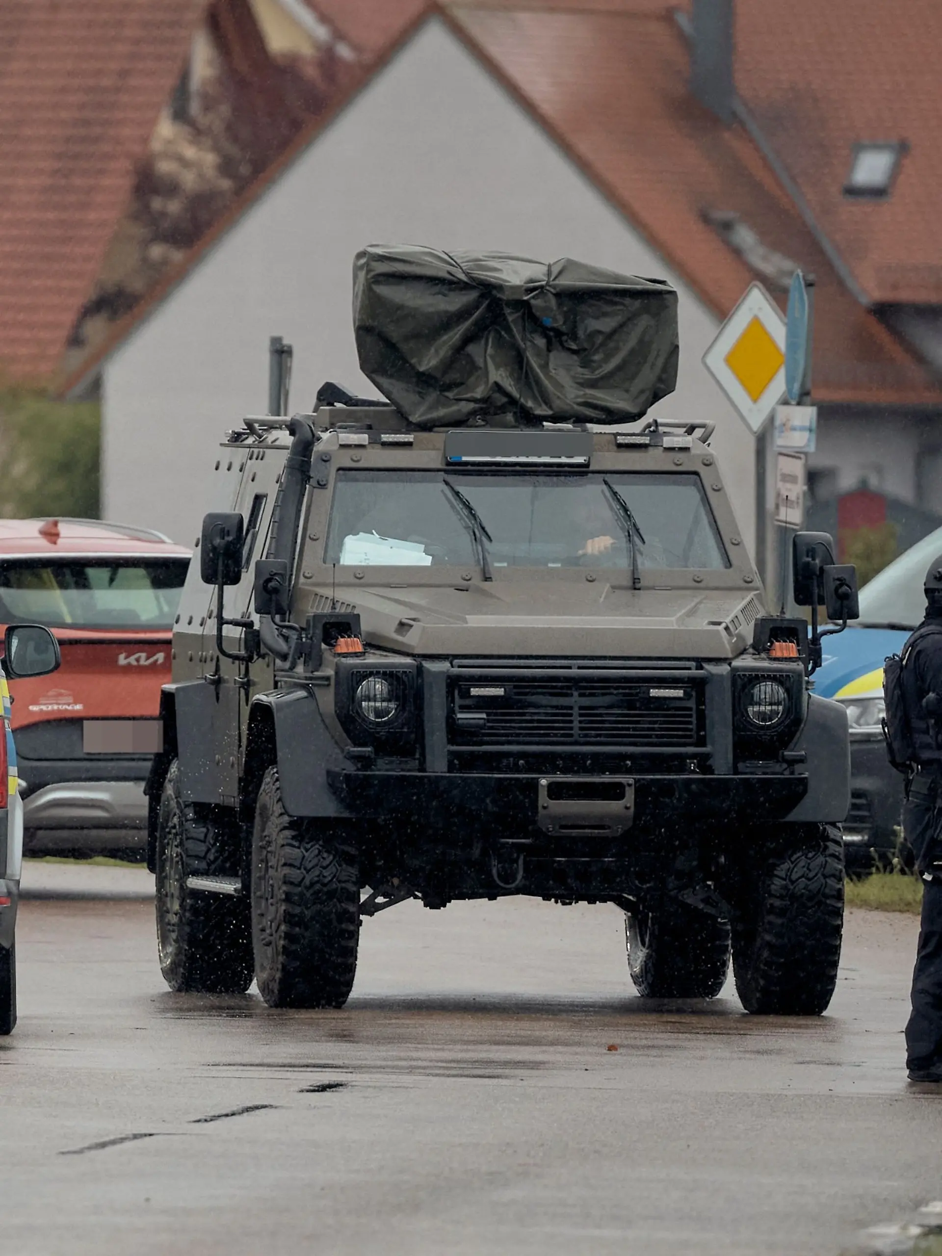 Spezialkräfte der Polizei versuchen, den Täter in Berngau zu stellen.