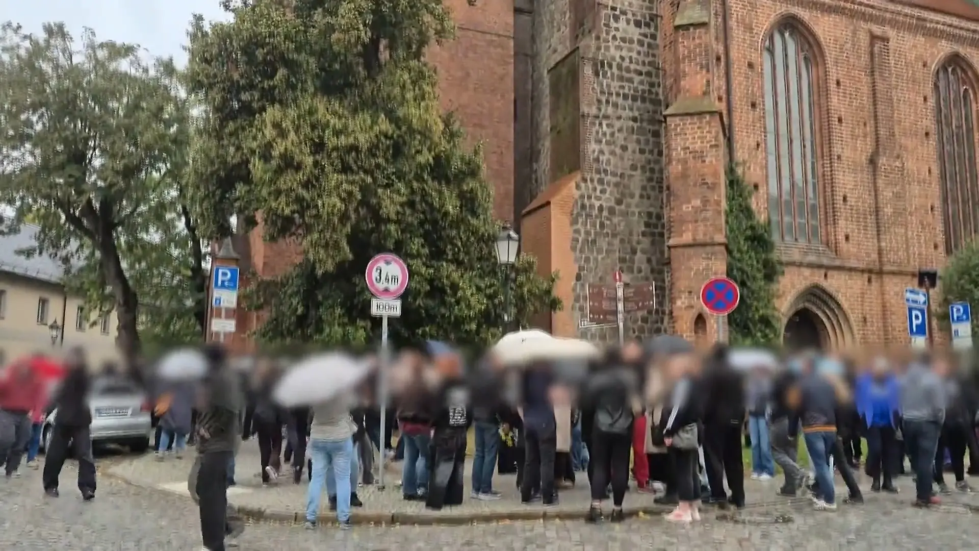 Vier Teenager sind tot – jetzt helfen über tausend Menschen! Ganze Region trauert nach Moped-Unfall