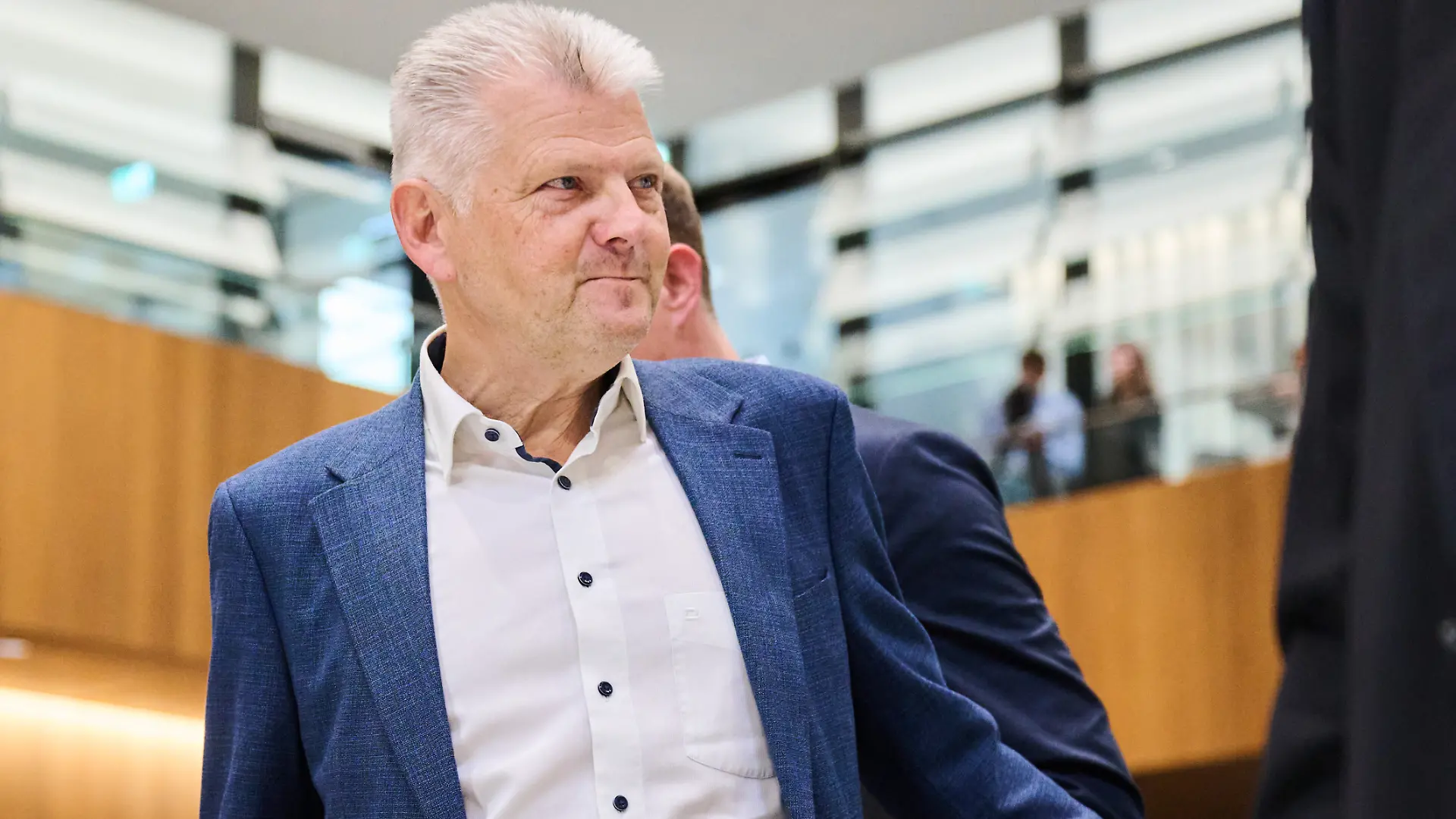Stefan Politze (l), Fraktionsvorsitzender der SPD im niedersächsischen Landtag, steht im Plenarsaal des Parlaments. Niedersachsens Landtag hat wegen Ermittlungen gegen Politze dessen Immunität aufgehoben. Das bestätigte der Landtagsabgeordnete nach der Abstimmung.