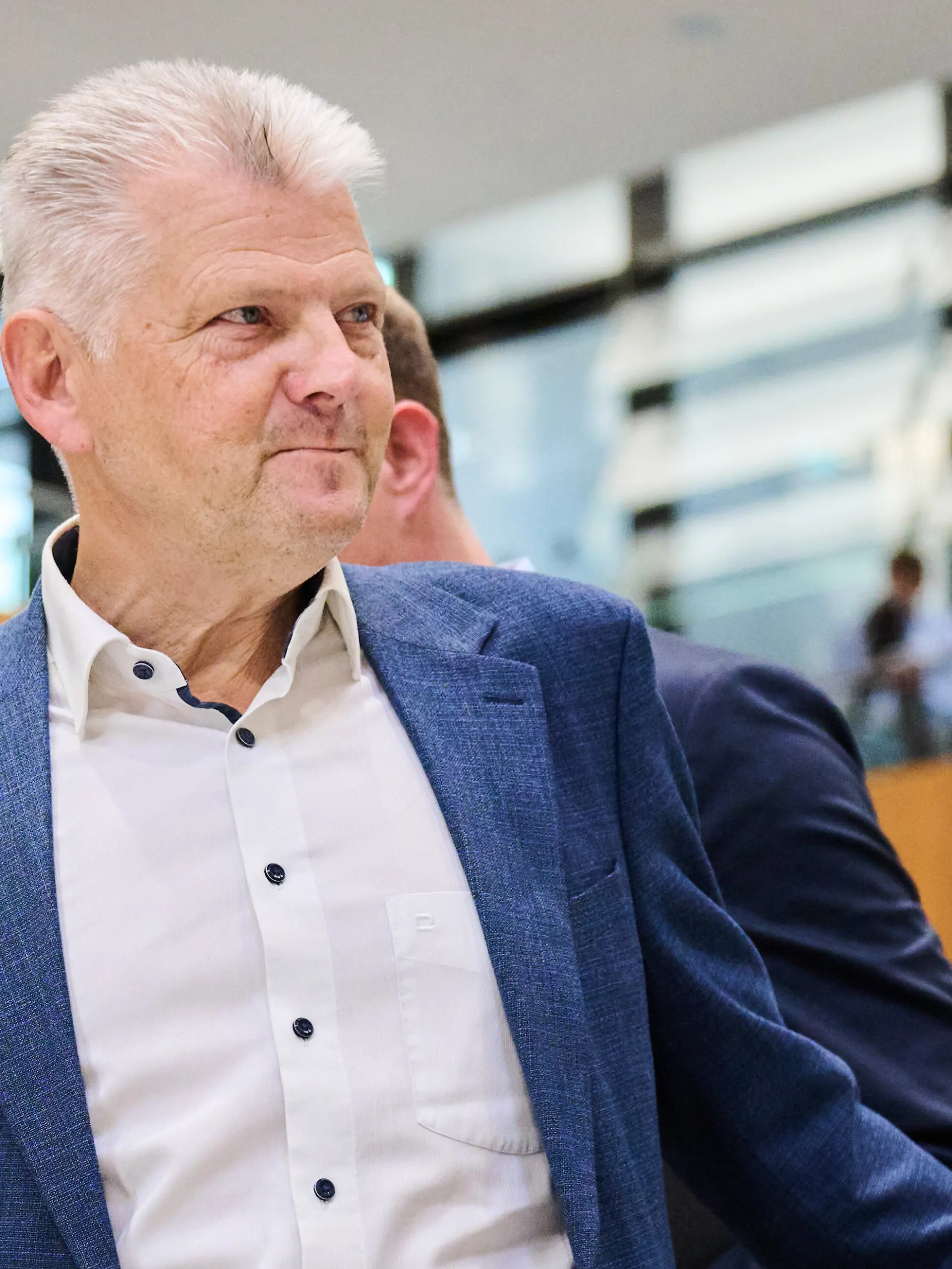 Stefan Politze (l), Fraktionsvorsitzender der SPD im niedersächsischen Landtag, steht im Plenarsaal des Parlaments. Niedersachsens Landtag hat wegen Ermittlungen gegen Politze dessen Immunität aufgehoben. Das bestätigte der Landtagsabgeordnete nach der Abstimmung.