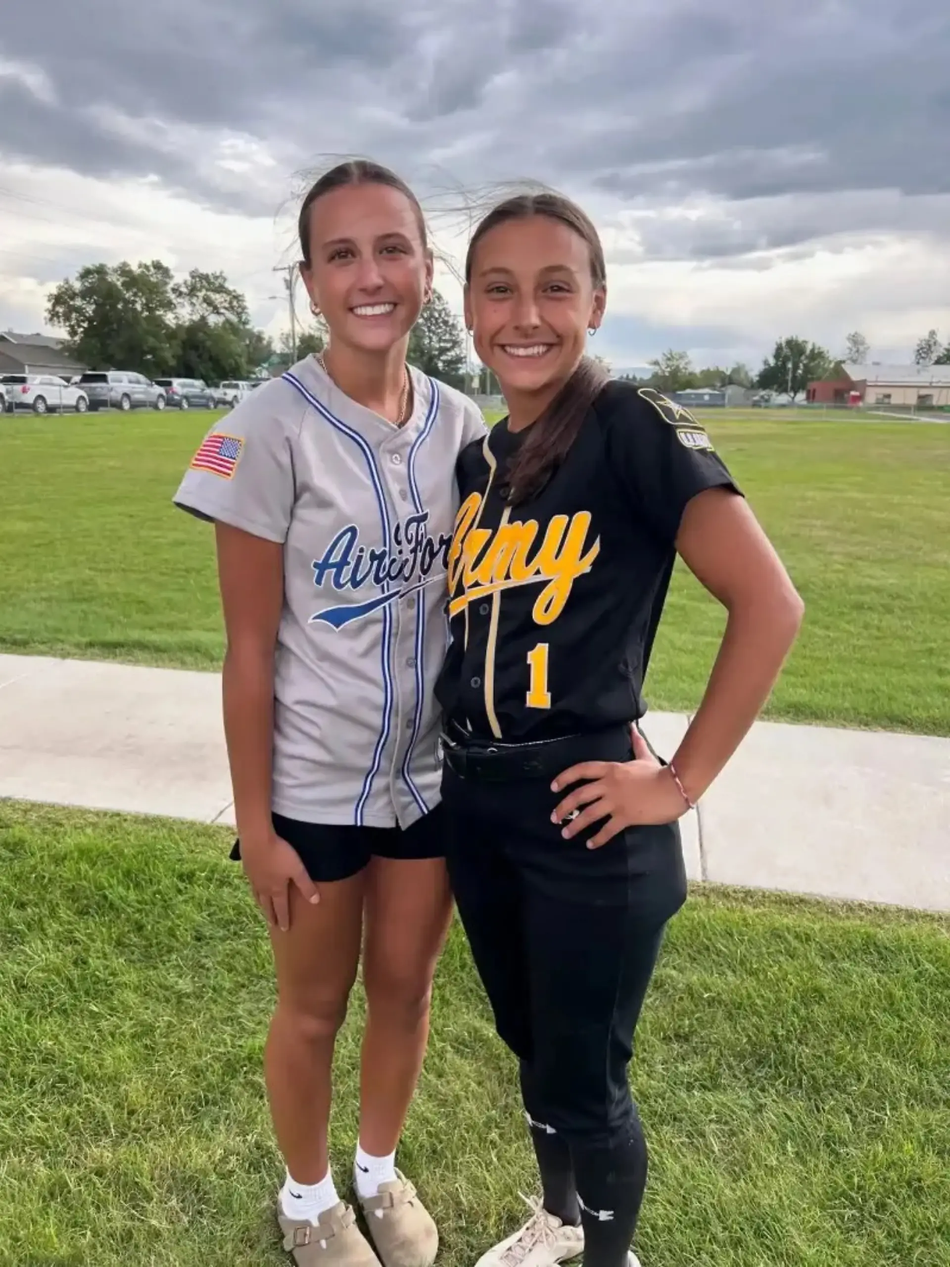 Bild zu: "Samantha trifft ihre vermisste Schwester zufällig beim Softball-Spiel wieder"