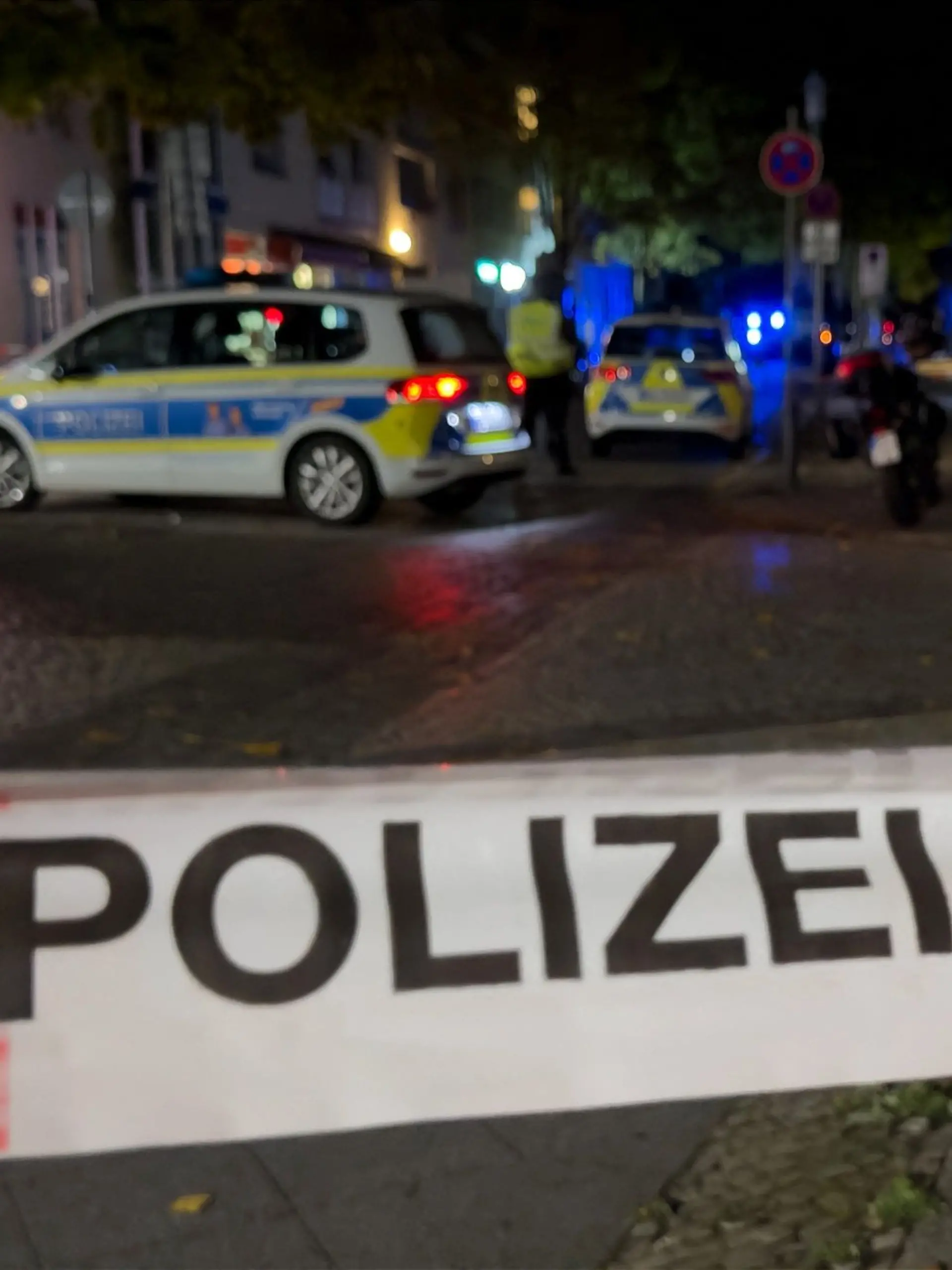 08.10.2026, Brandenburg, Velten: Einsatzfahrzeuge der Polizei stehen in der Innenstadt auf einer abgesperrten Straße. Wegen einer unklaren Gefahrenlage gibt es einen größeren Polizeieinsatz im brandenburgischen Landkreis Oberhavel. Foto: Marco Porzig/dpa +++ dpa-Bildfunk +++