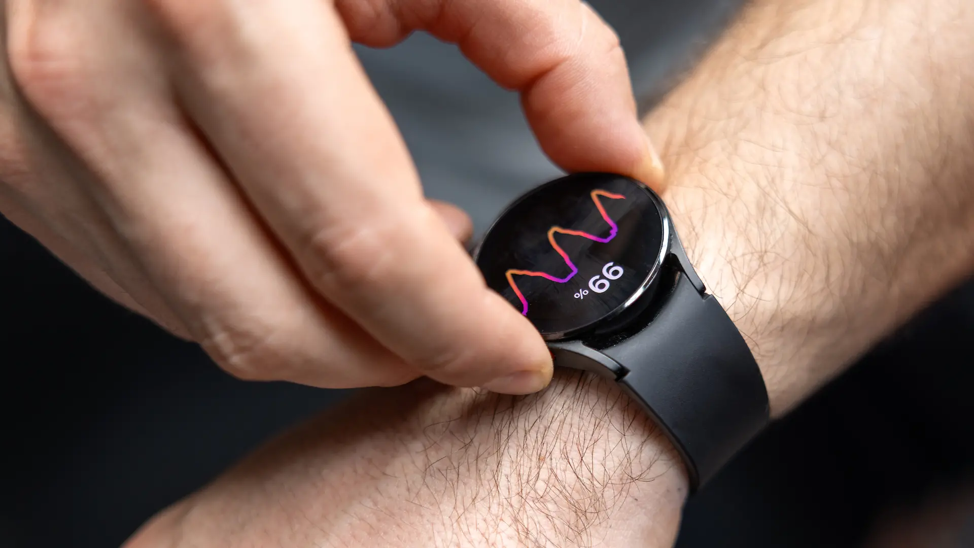 Nahaufnahme: Mann checkt Herzfrequenz auf einer Smartwatch.
