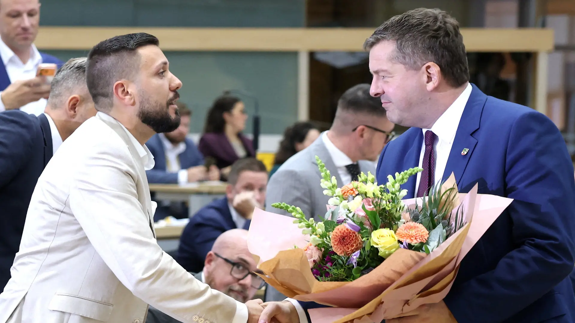 Sachsen-Anhalts Ministerpräsident Sven Schulze (CDU, rechts im Bild) gratuliert Tobias Rausch (AfD) zur Wahl zum Landtagspräsidenten.