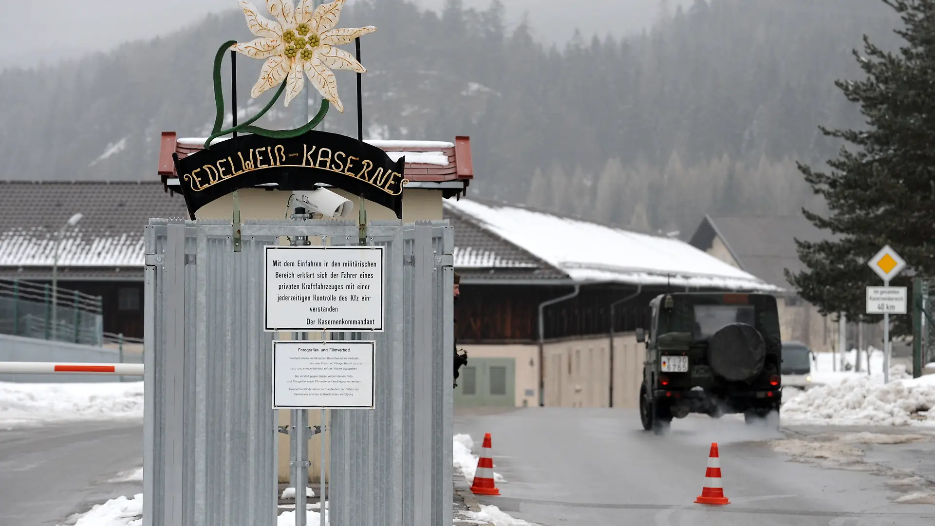 Ein Militärfahrzeug fährt am Mittwoch (10.02.2010) in Mittenwald (Oberbayern) durch das Haupttor der Edelweiß-Kaserne. Am Dienstag war bekannt geworden, dass junge Soldaten des Gebirgsjägerbataillons 233 unter anderem bis zum Erbrechen Alkohol trinken und rohe Schweineleber essen mussten, um in einer internen Hierarchie aufsteigen zu können. Die von einem inzwischen ausgeschiedenen Wehrpflichtigen dem Wehrbeauftragten des Bundestages gemeldeten Rituale ereigneten sich im Juni 2009. Der Kommandeur des Gebirgsjägerbataillons 233 hat bereits angekündigt, eventuell die Staatsanwaltschaft einschalten zu wollen. Foto: Tobias Hase dpa/lby