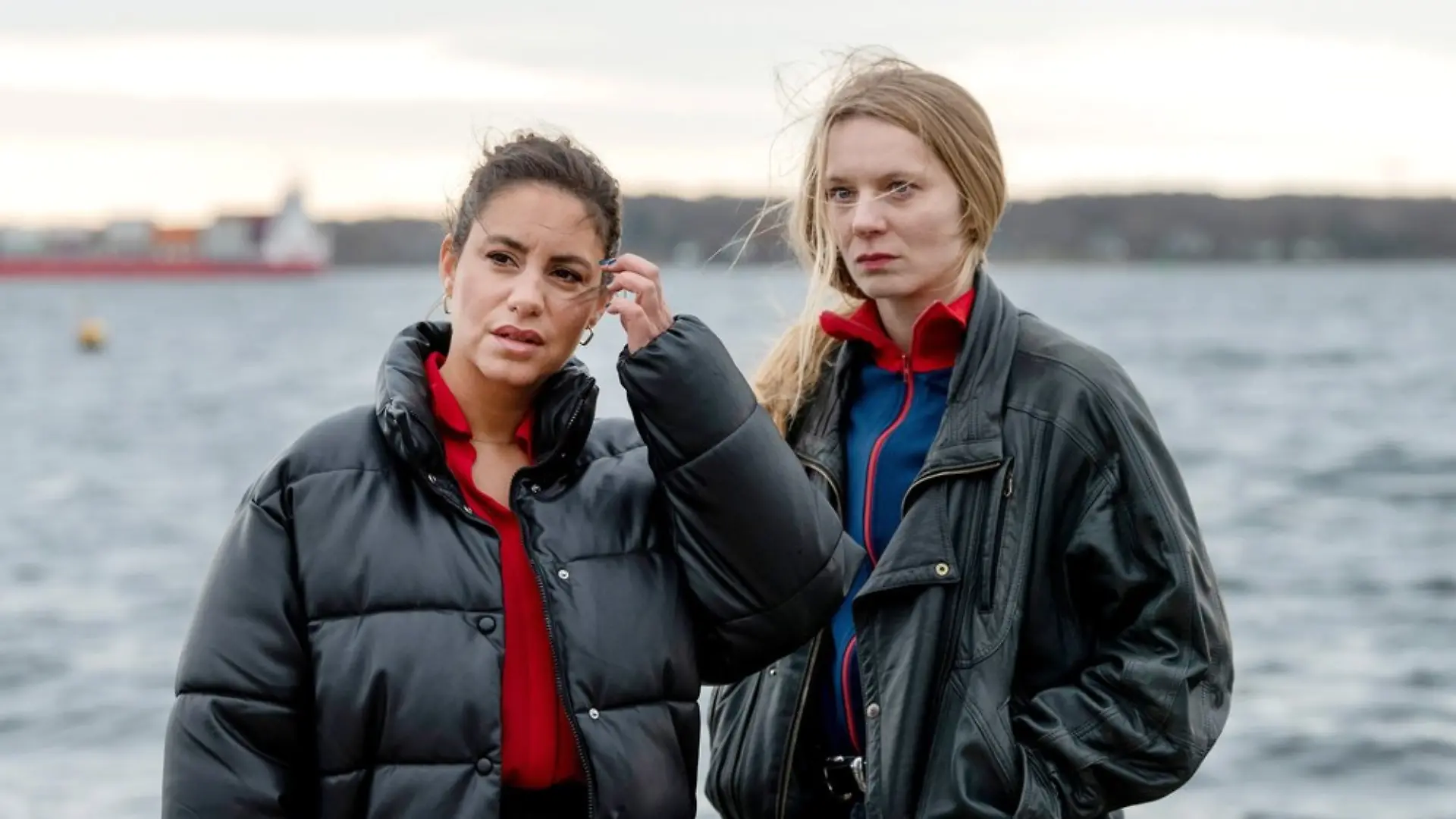 "Tatort: Unter Freunden": Mila Şahin (Almila Bagriacik, l.) und Anna Nowak (Lilith Stangenberg) waren schon auf der Polizeischule beste Freundinnen und ermitteln jetzt wieder zusammen.