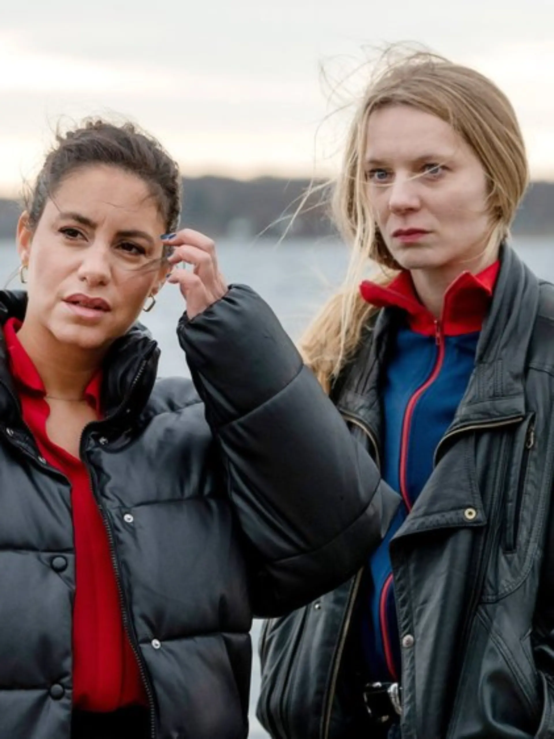"Tatort: Unter Freunden": Mila Şahin (Almila Bagriacik, l.) und Anna Nowak (Lilith Stangenberg) waren schon auf der Polizeischule beste Freundinnen und ermitteln jetzt wieder zusammen.