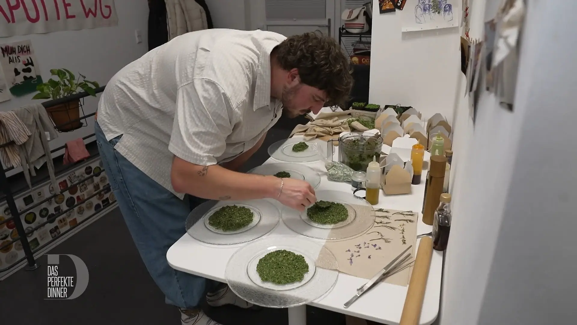 Student David kocht sein Menü in der WG-Küche Das Freiburger Finale