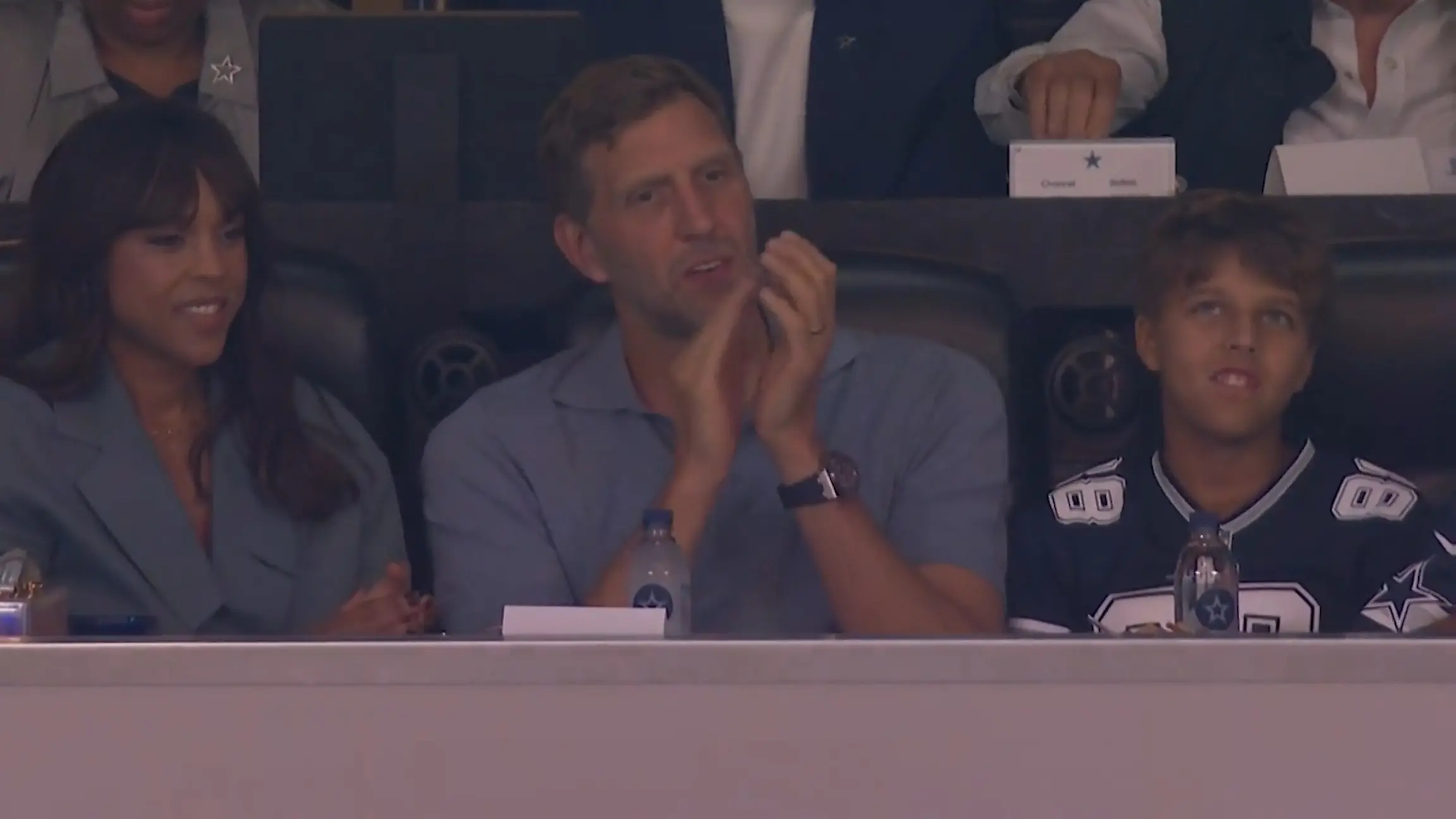 Dirk Nowitzkis Sohn Max ist schon ein echter Sport-Fan – hier zeigt er es! Football-Fieber in Dallas