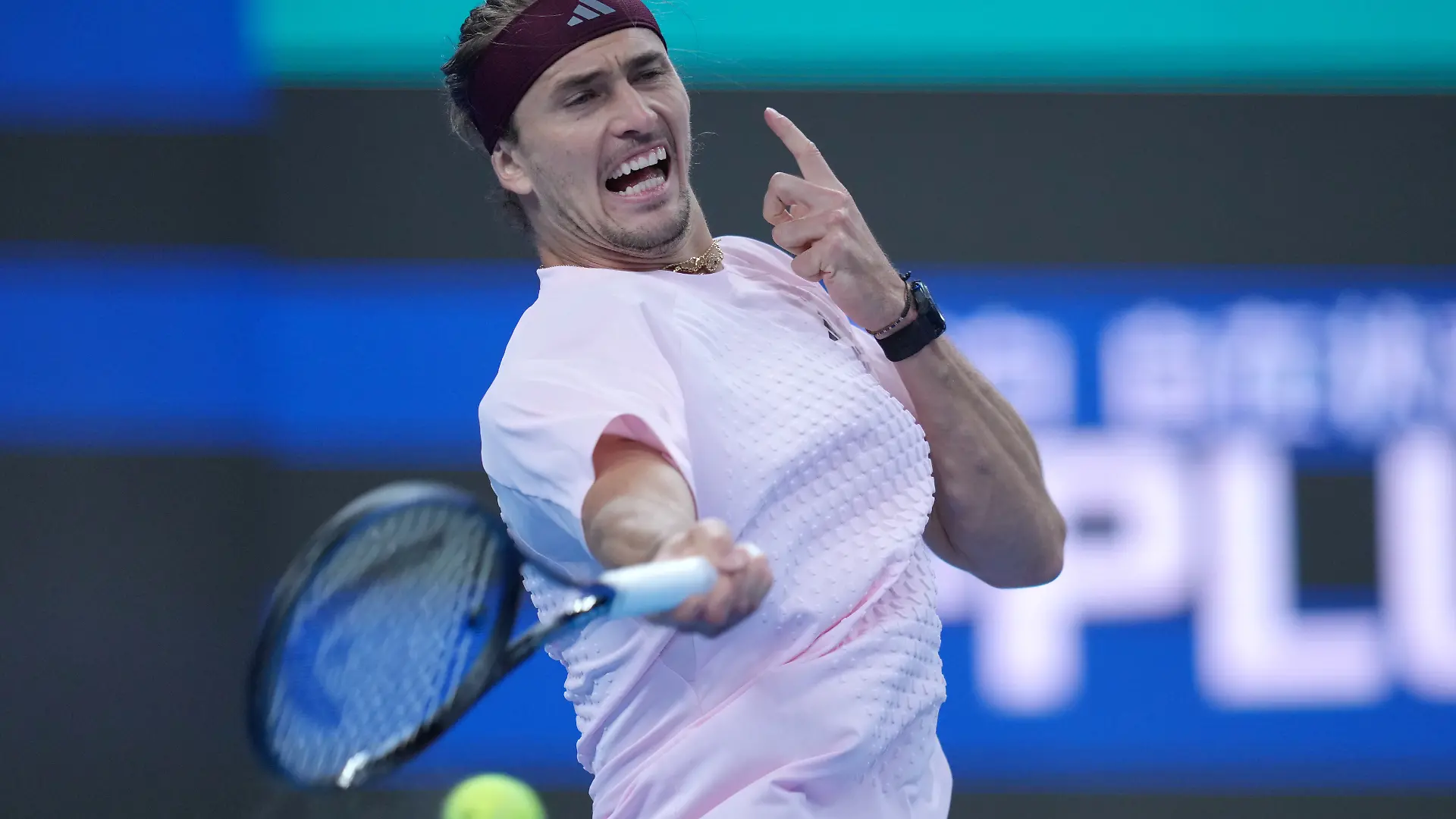 Tennis: ATP-Tour, Einzel, Männer, Viertelfinale, Djokovic - Zverev. Der Deutsche Alexander Zverev schlägt einen Ball. +++ dpa-Bildfunk +++