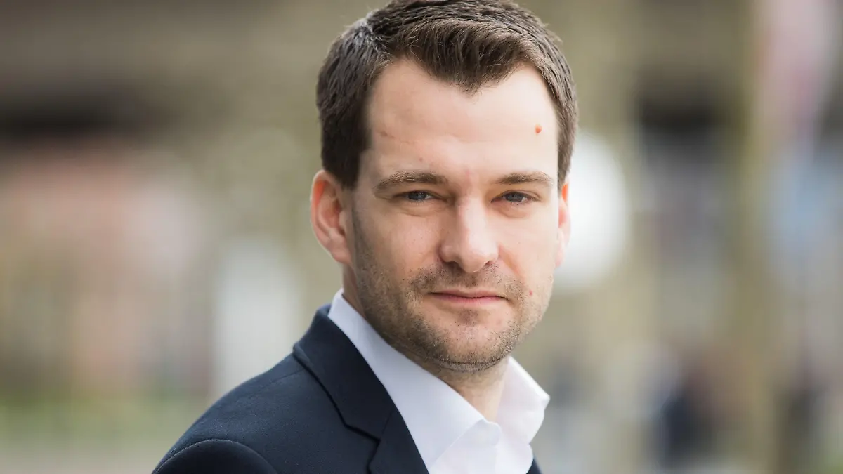 ARCHIV - 05.04.2018, Nordrhein-Westfalen, Düsseldorf: Johannes Vogel, Generalsekretär der FDP Nordrhein-Westfalen. Die FDP wird sich nach den Worten ihres Vorstandsmitglieds Johannes Vogel im Bundestagswahlkampf nicht auf einen bestimmten Gegner festlegen. (zu dpa FDP beginnt Parteitag - Vogel: «Mitbewerbern nichts schenken» ) Foto: Rolf Vennenbernd/dpa +++ dpa-Bildfunk +++