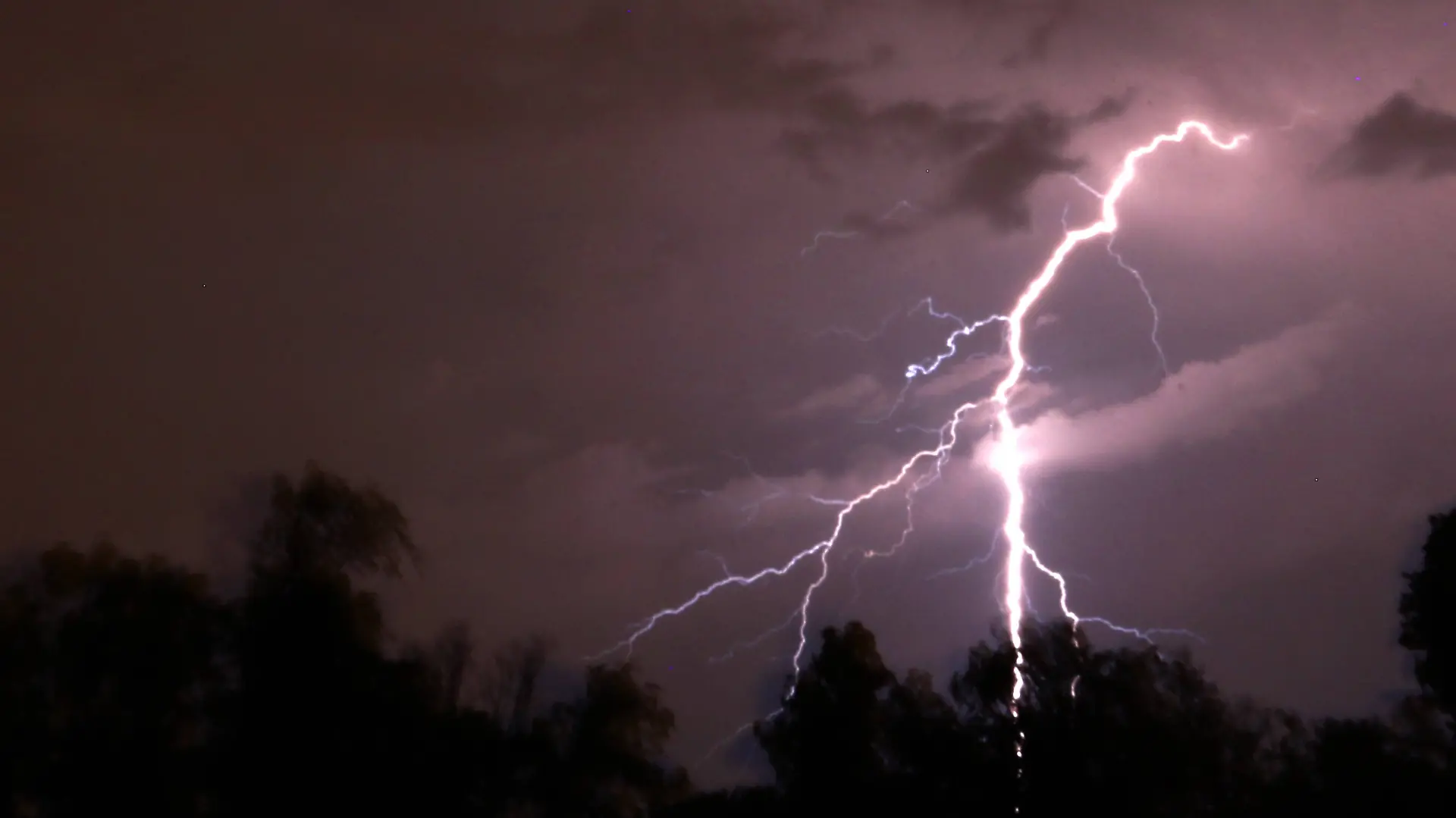 Am Wochenende drohen in Teilen Deutschlands kräftige Gewitter mit Graupel und stürmischen Böen. Besonders im Norden könnte es ungemütlich werden.