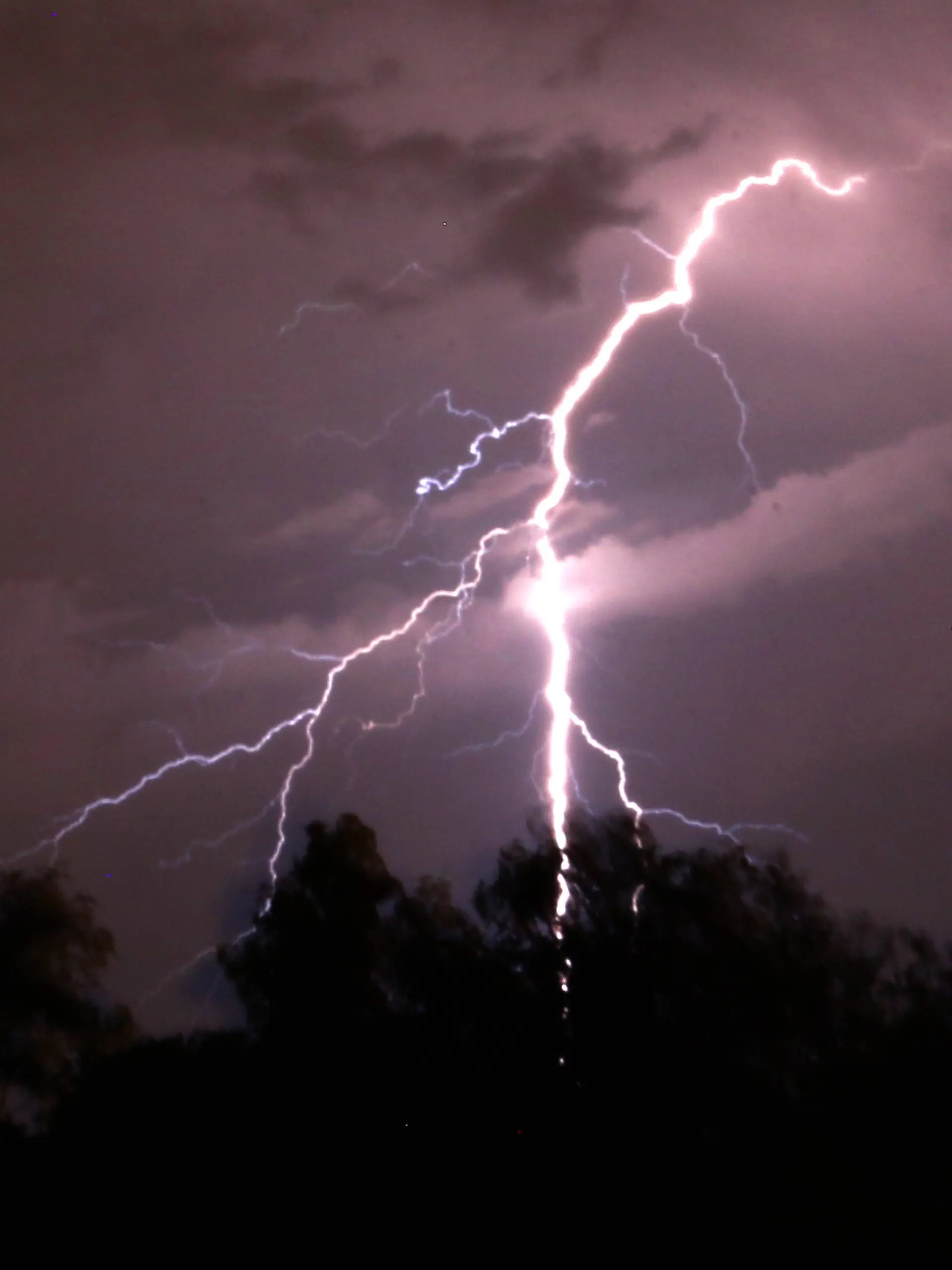 Am Wochenende drohen in Teilen Deutschlands kräftige Gewitter mit Graupel und stürmischen Böen. Besonders im Norden könnte es ungemütlich werden.