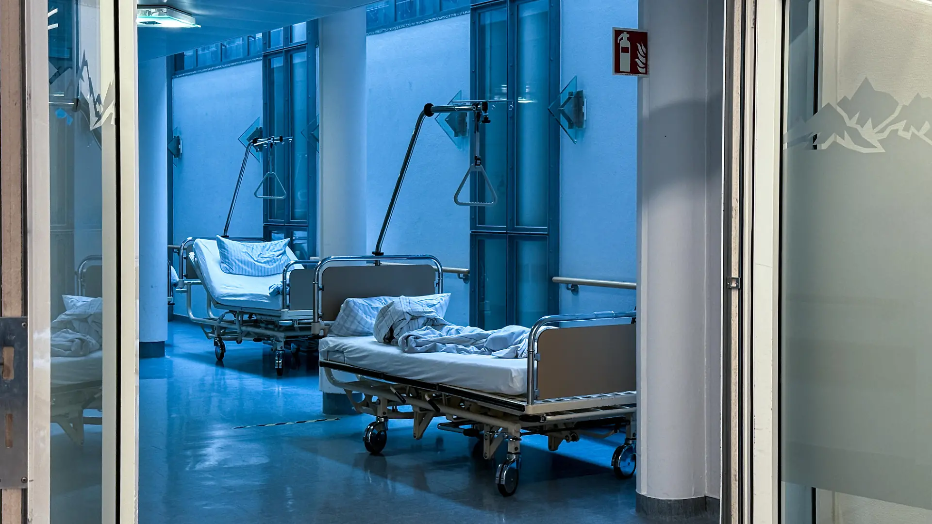Leere, benutzte Betten auf einer Krankenhausstation. Gesundheitswesen zwischen Überlastung, Pflegenotstand und Herausforderungen in der medizinischen Versorgung