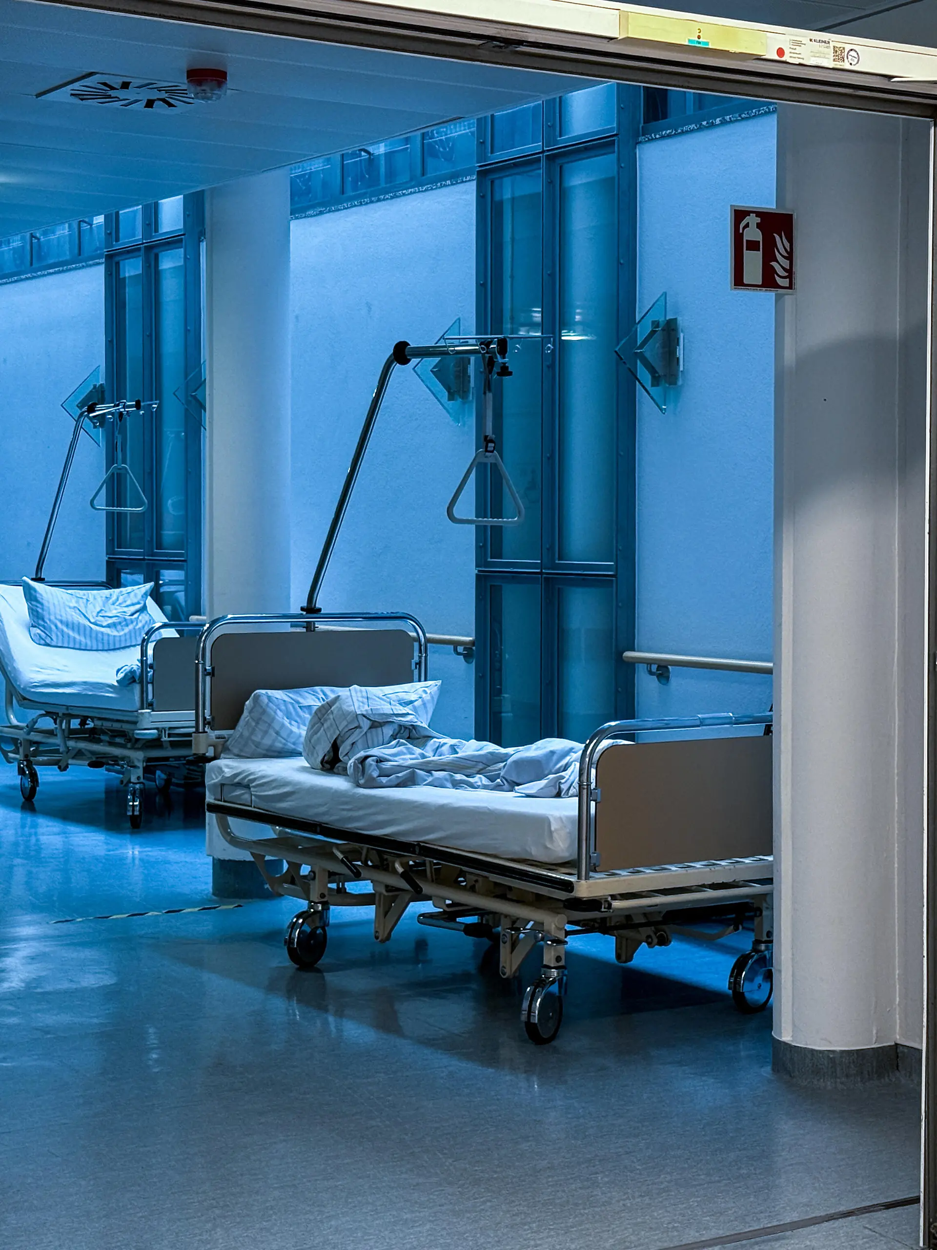 Leere, benutzte Betten auf einer Krankenhausstation. Gesundheitswesen zwischen Überlastung, Pflegenotstand und Herausforderungen in der medizinischen Versorgung