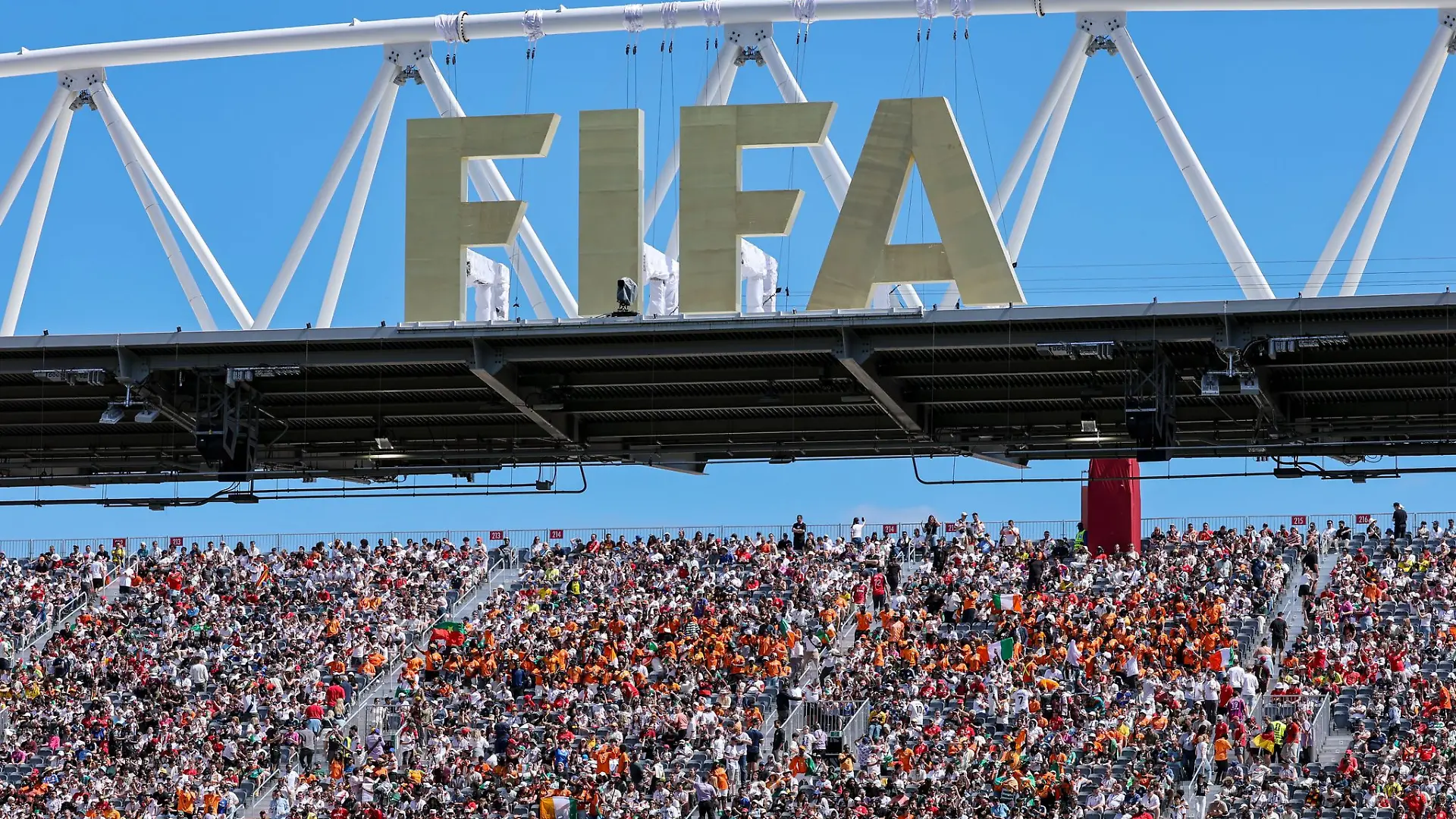 Ein FIFA-Logo bei WM in den USA, Mexiko und Kanada. (Archivbild)