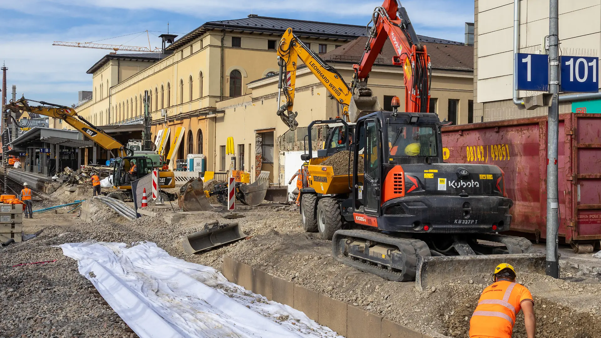 Bagger und Bauarbeiter am Gleis 1 des Augsburger Hauptbahnhofs. Die Deutsche Bahn erneuert im Zuge des Bahnhofsumbaus schrittweise sämtliche Bahnsteige.