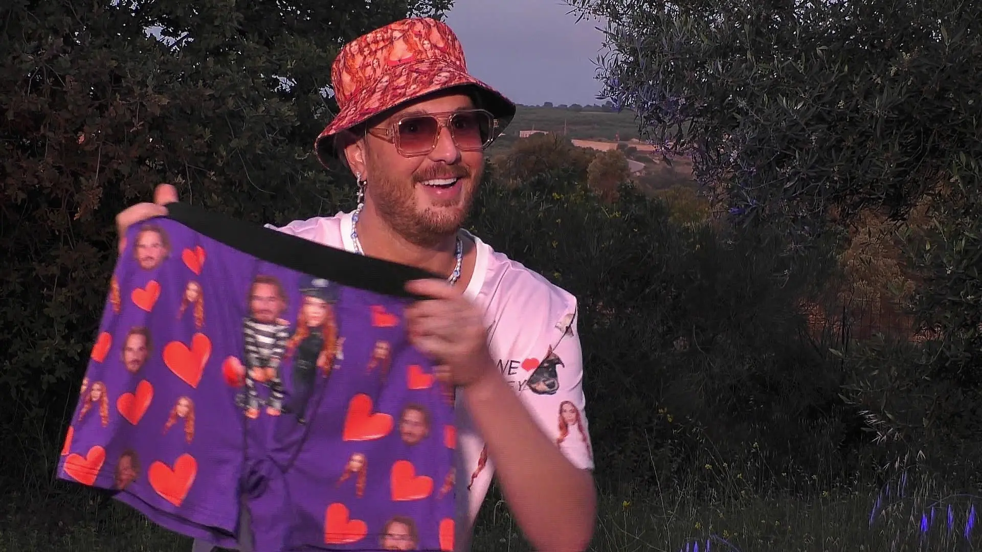 Dennis Lodi nimmt die Überraschung seiner Freundin Tara Tabitha bei „Temptation Island VIP” mit Humor.