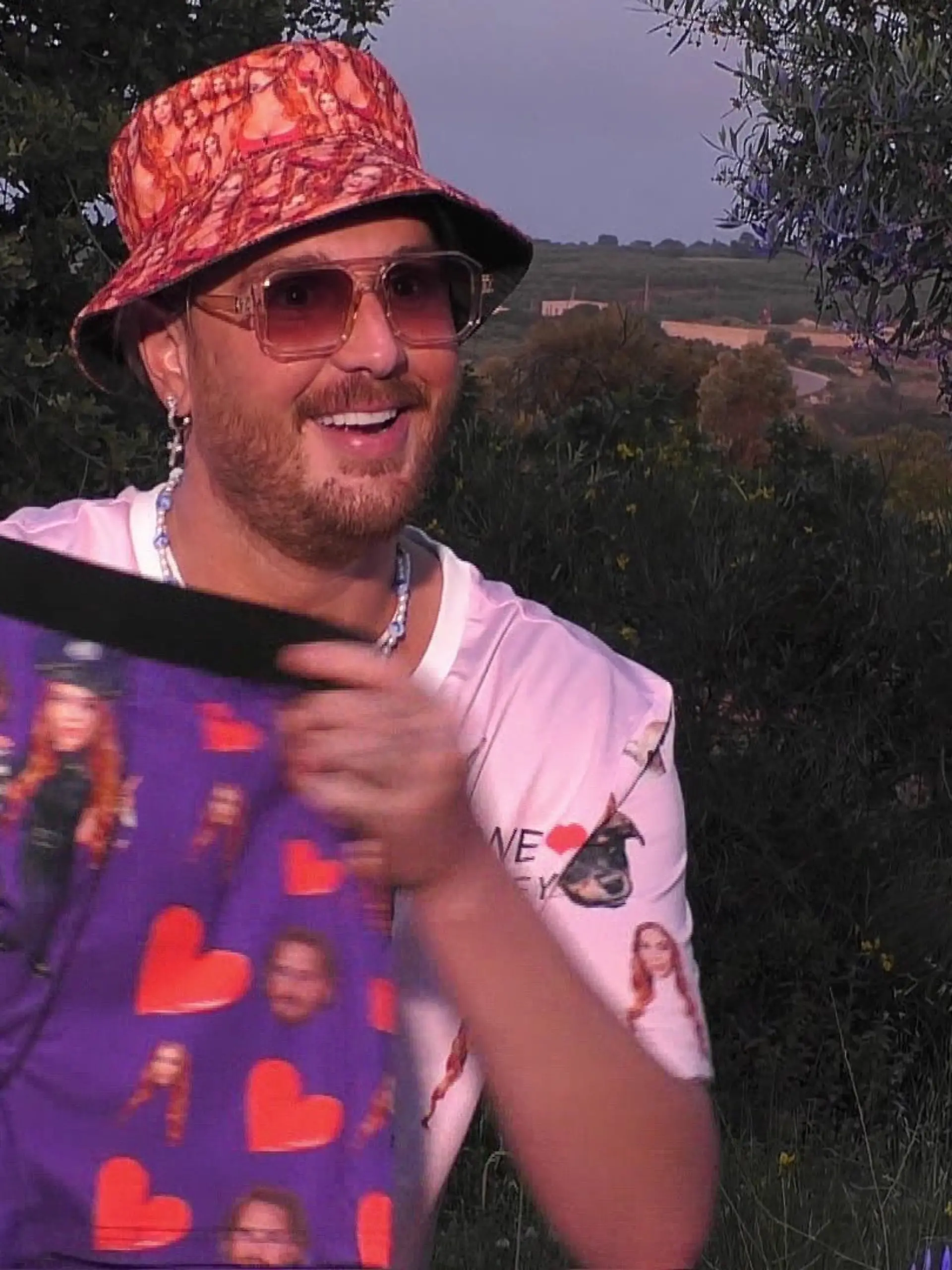 Dennis Lodi nimmt die Überraschung seiner Freundin Tara Tabitha bei „Temptation Island VIP” mit Humor.