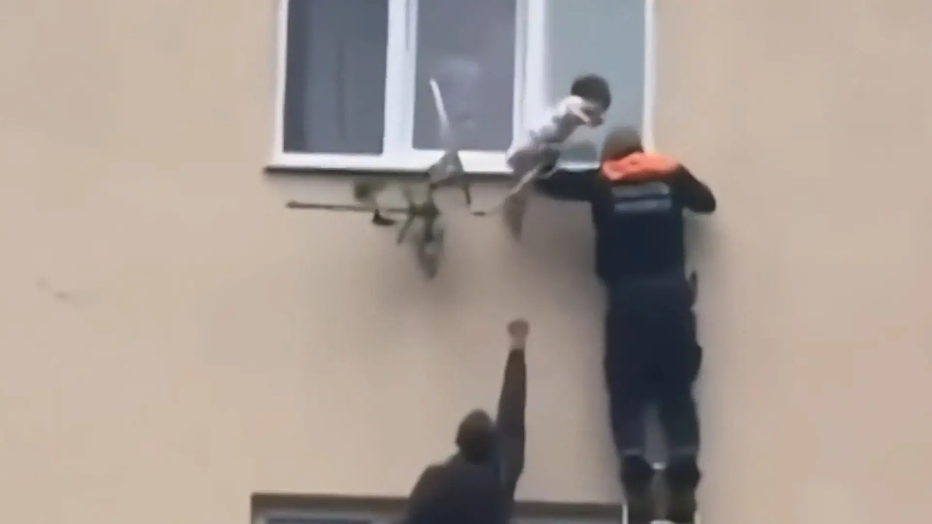Kleinkind droht aus Fenster im 3. Stock zu stürzen – Mann rettet es mit EINER Hand! Eltern nicht zu Hause