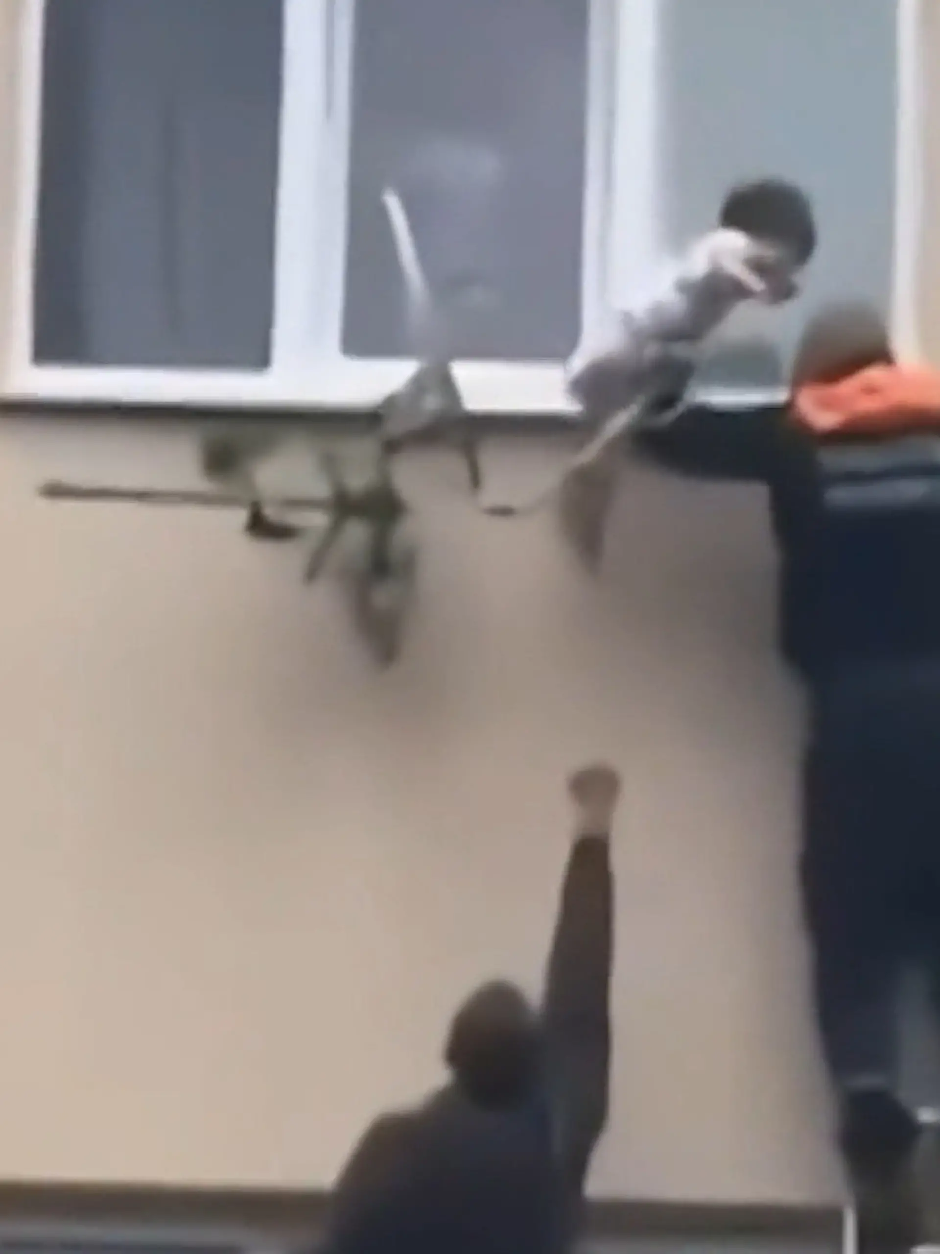 Bild zu: "Kleinkind droht aus Fenster im 3. Stock zu stürzen – Mann rettet es mit EINER Hand! "