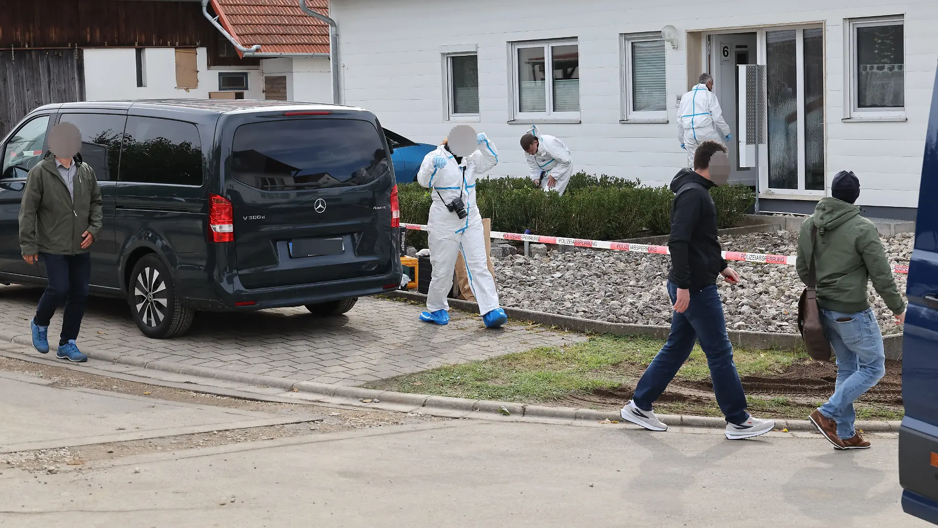 Polizisten im Einsatz vor dem Wohnhaus in Berngau, in dem zwei Behördenmitarbeiter bei einer Waffenkontrolle erschossen wurden.