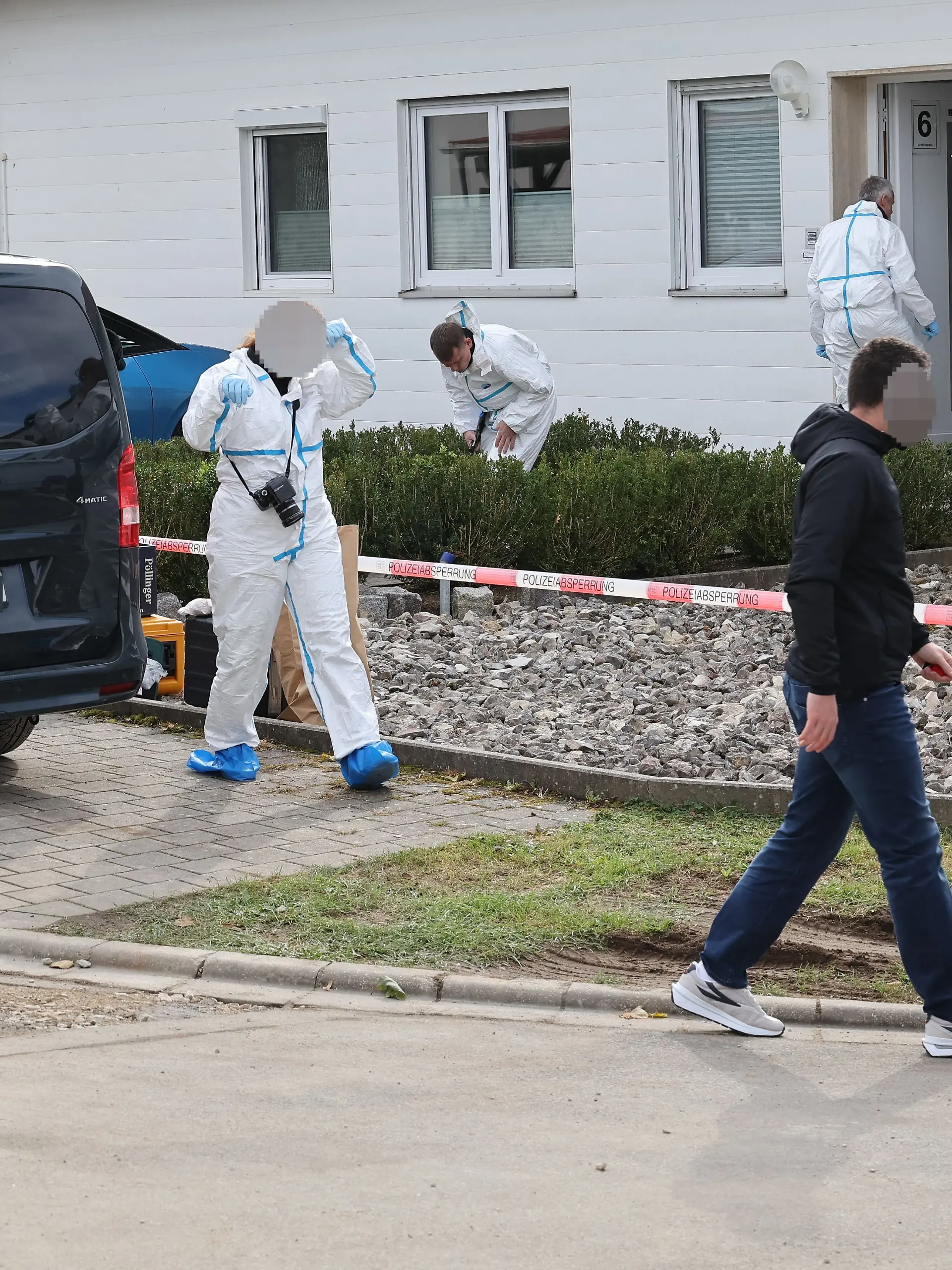 Polizisten im Einsatz vor dem Wohnhaus in Berngau, in dem zwei Behördenmitarbeiter bei einer Waffenkontrolle erschossen wurden.