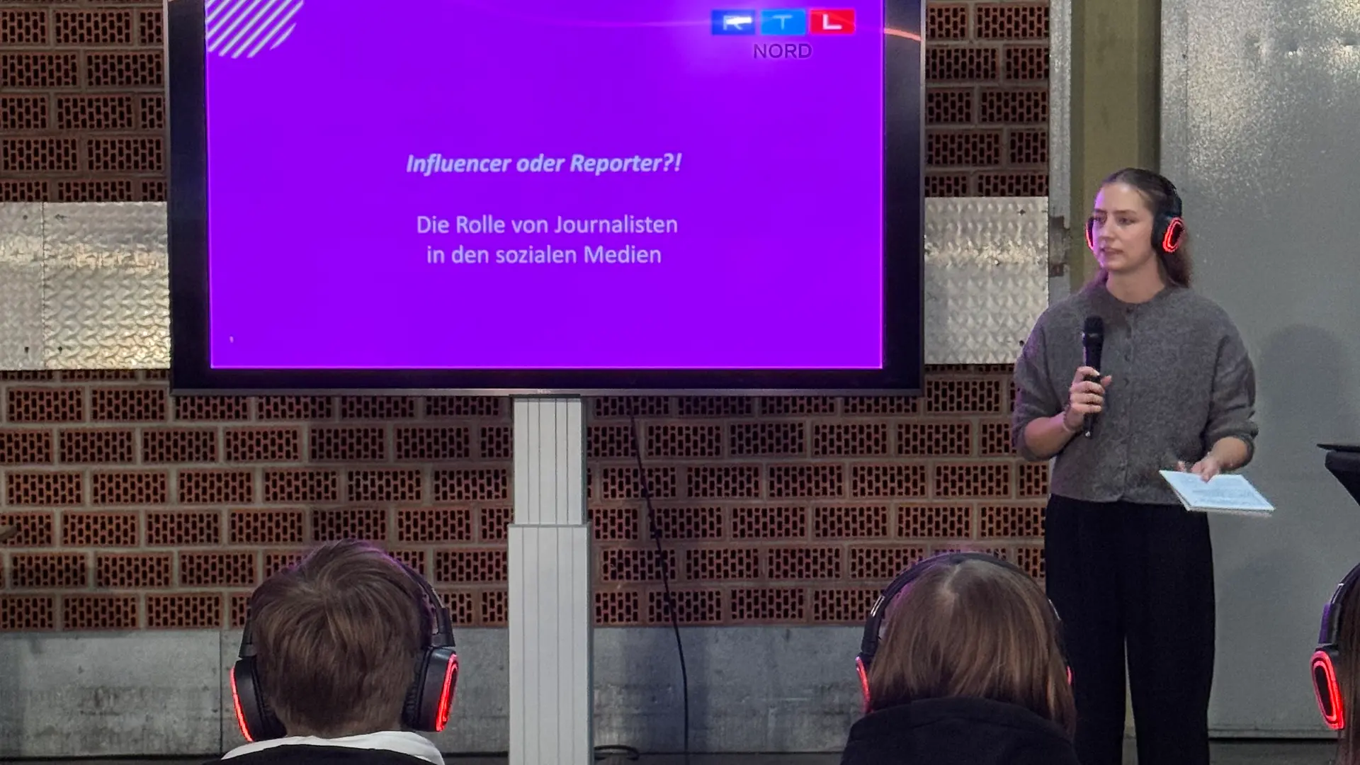 RTL Nord-Reporterin Nele Hasselbusch zeigte den Schülerinnen und Schülern beim Newscamp in Hannover, worin sich Influencer und Journalisten unterscheiden.