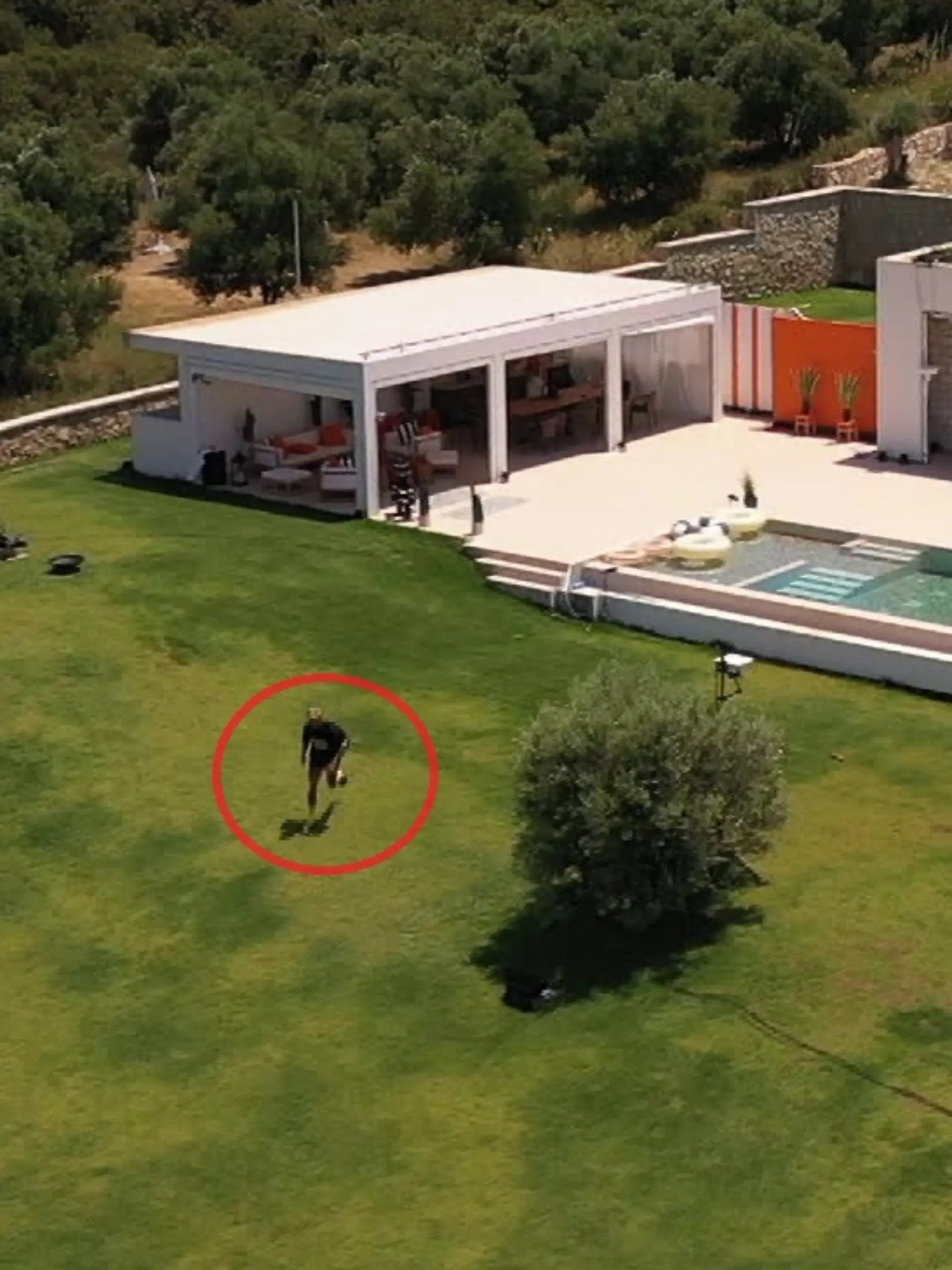 Bild zu: "Josua rennt plötzlich zur anderen Villa – wegen Larissa?"