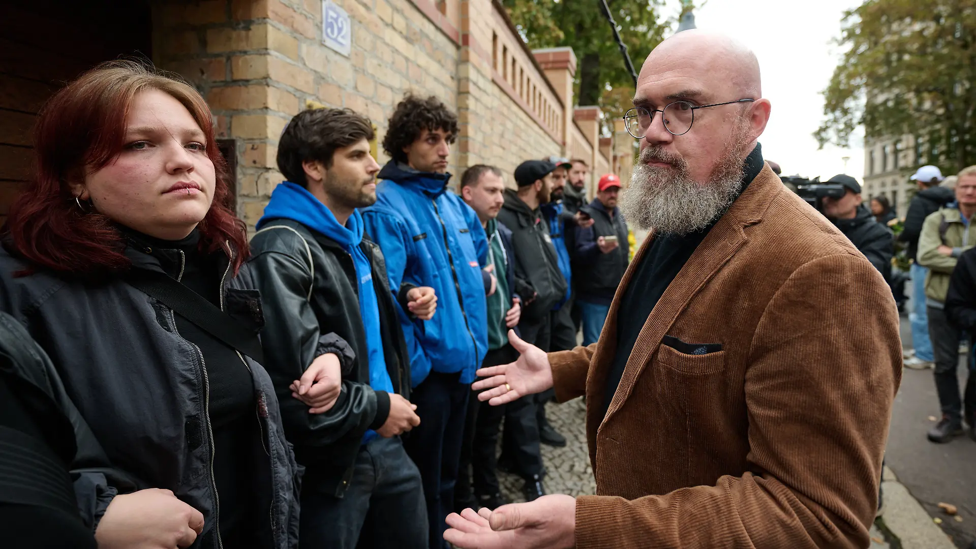 Vertreter der Jüdischen Studierendenunion Deutschlands versperren vor Hans-Thomas Tillschneider (AfD), stellvertretender Landtagspräsident in Sachsen-Anhalt, den Eingang zur Synagoge in Halle/Saale. Tillschneider wollte am Gedenken für die Opfer des antisemitischen und rechtsextremen Terroranschlags von 2019 teilnehmen. Am 9. Oktober 2019 hatte ein schwer bewaffneter Attentäter versucht, am höchsten jüdischen Feiertag Jom Kippur in die Synagoge in Halle einzudringen. Als ihm das nicht gelang, erschoss er davor eine 40 Jahre alte Passantin und in einem nahen Döner-Imbiss einen 20 Jahre alten Gast. Auf seiner Flucht verletzte der Attentäter zahlreiche weitere Menschen, ehe er von der Polizei gefasst wurde. +++ dpa-Bildfunk +++