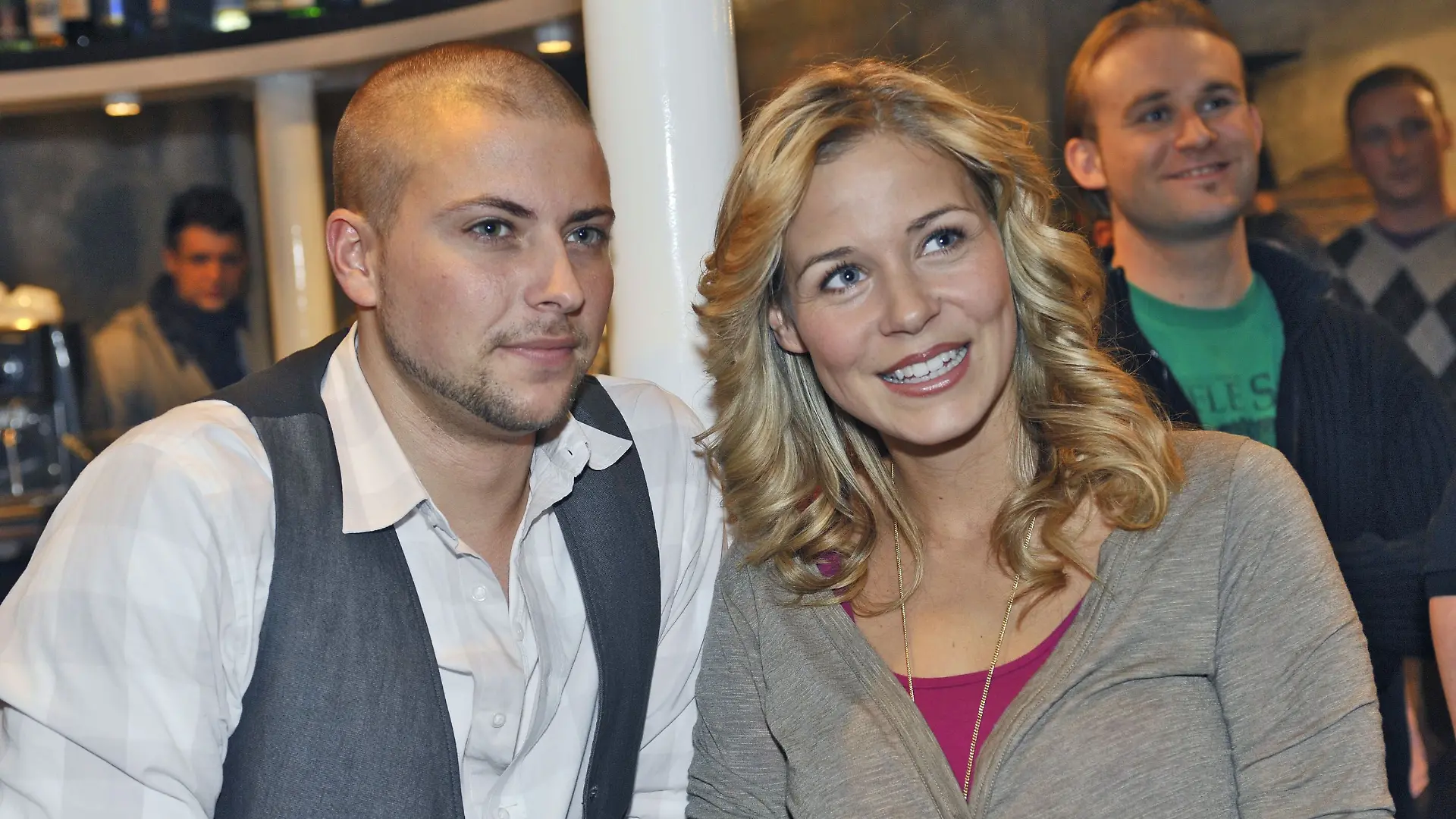 Nach ihrem gemeinsame Karaokeauftritt ist das Eis zwischen John (Felix von Jascheroff) und Caroline (Jessica Ginkel) endlich gebrochen und die beiden können wieder unbefangen miteinander umgehen.