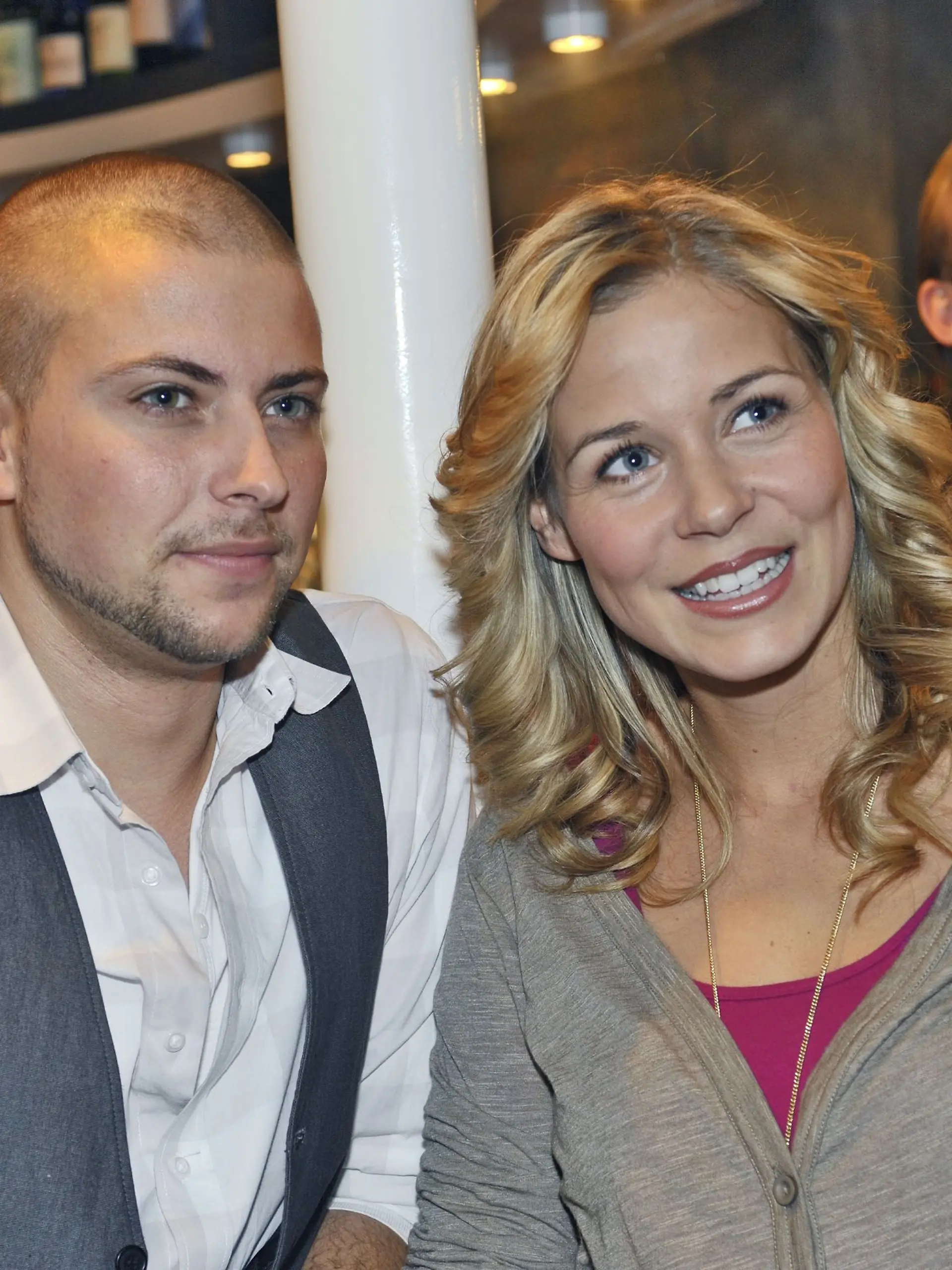 Nach ihrem gemeinsame Karaokeauftritt ist das Eis zwischen John (Felix von Jascheroff) und Caroline (Jessica Ginkel) endlich gebrochen und die beiden können wieder unbefangen miteinander umgehen.