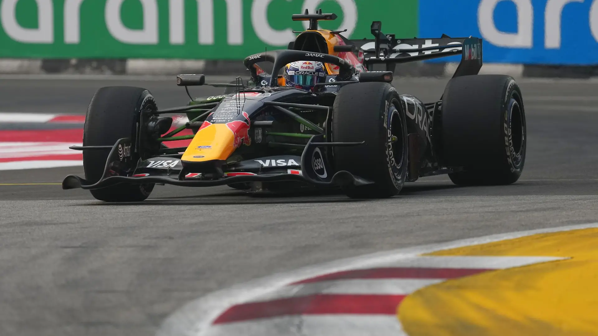 Bild zu: "Chaos in Singapur: Verstappen rast zur Sprint-Pole"