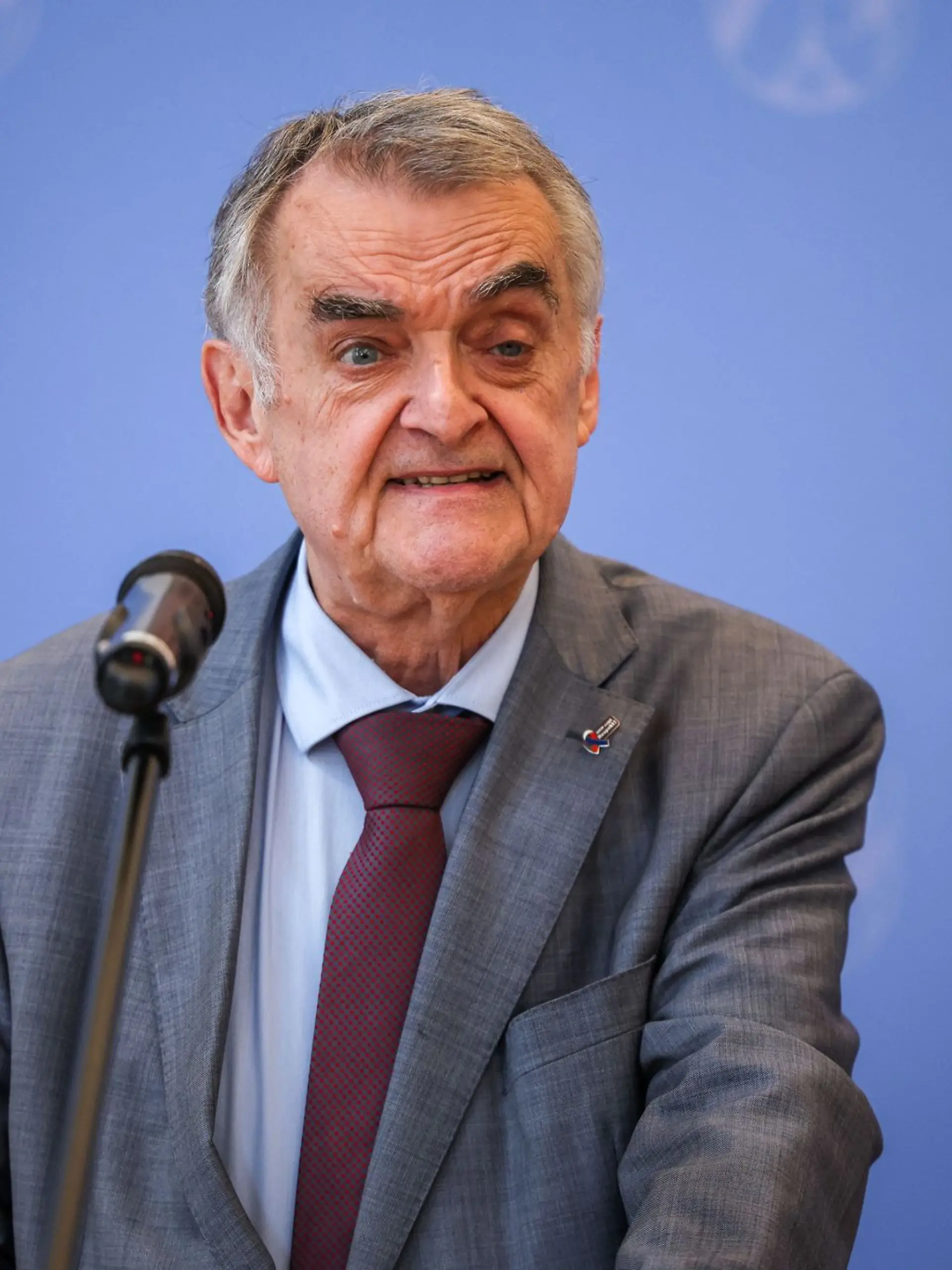 Bild zu: "NRW-Innenminister Reul bricht sich die Hüfte"
