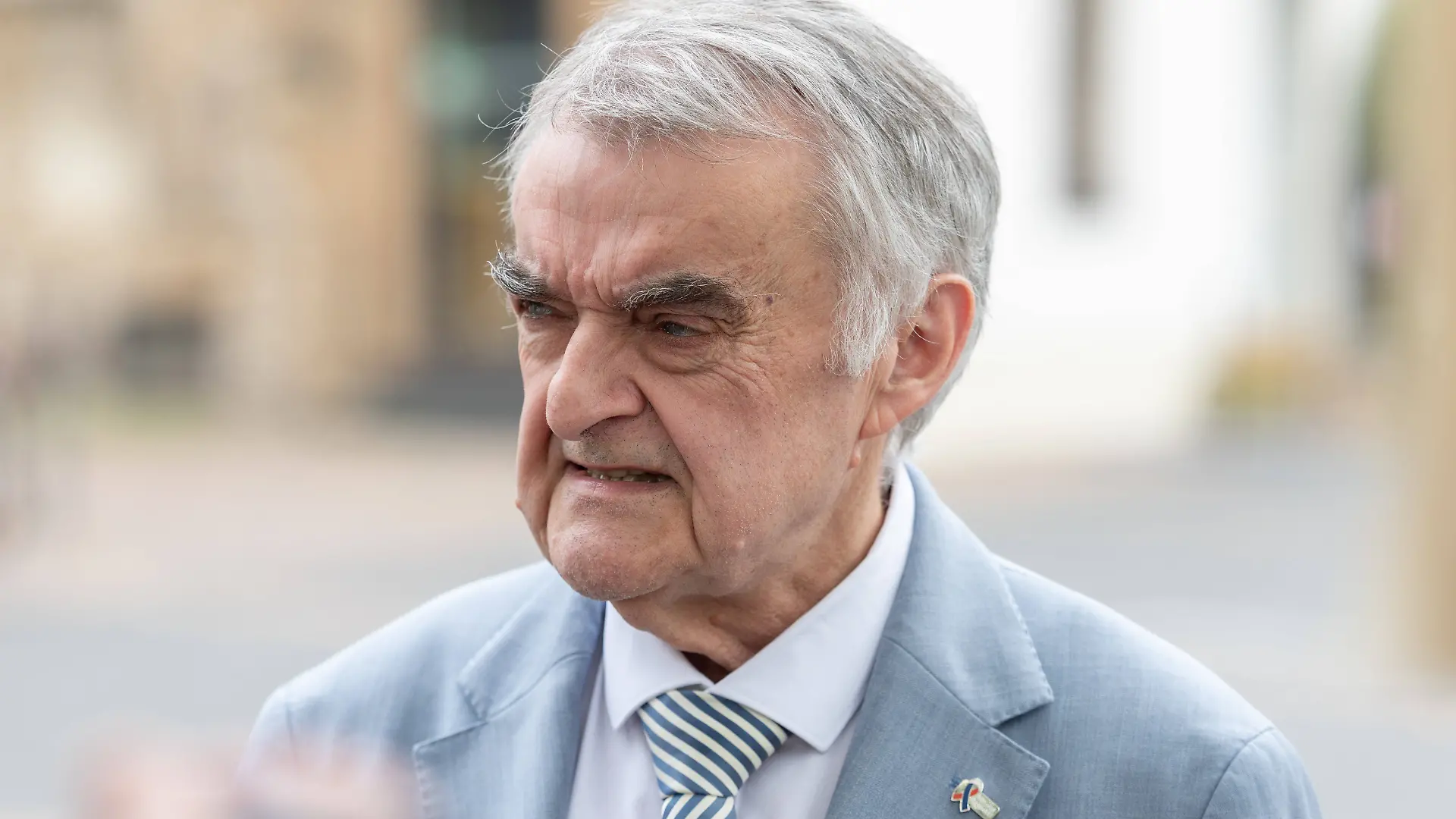 NRW-Innenminister Herbert Reul (74) muss nach einem Sturz mit Hüftbruch im Krankenhaus behandelt werden.