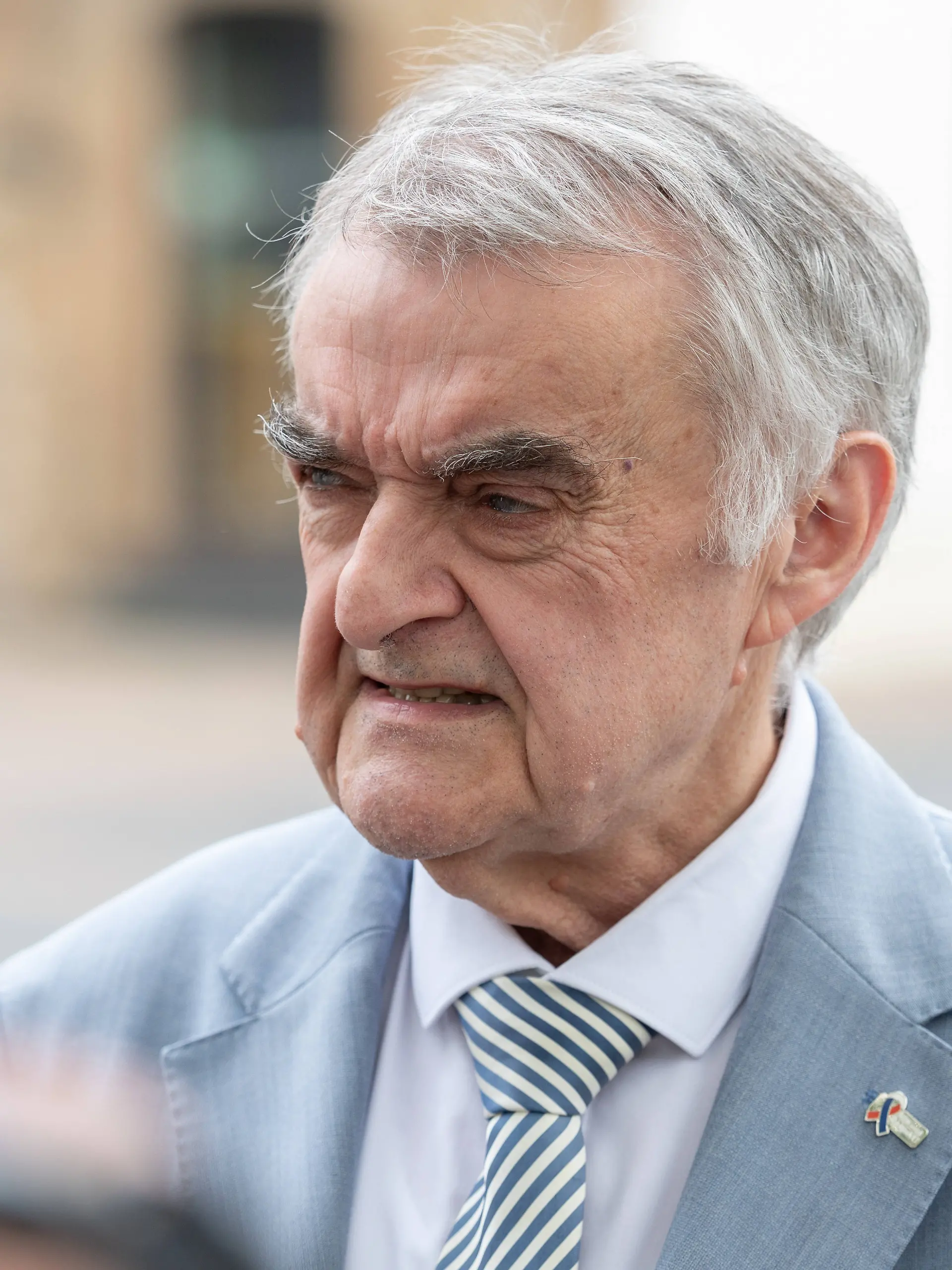 NRW-Innenminister Herbert Reul (74) muss nach einem Sturz mit Hüftbruch im Krankenhaus behandelt werden.
