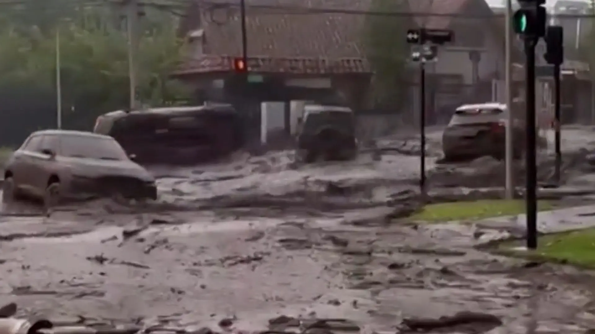 Autos von Fluten mitgerissen! Menschen springen in Todesangst aus Fahrzeugen Dramatische Szenen in Chile