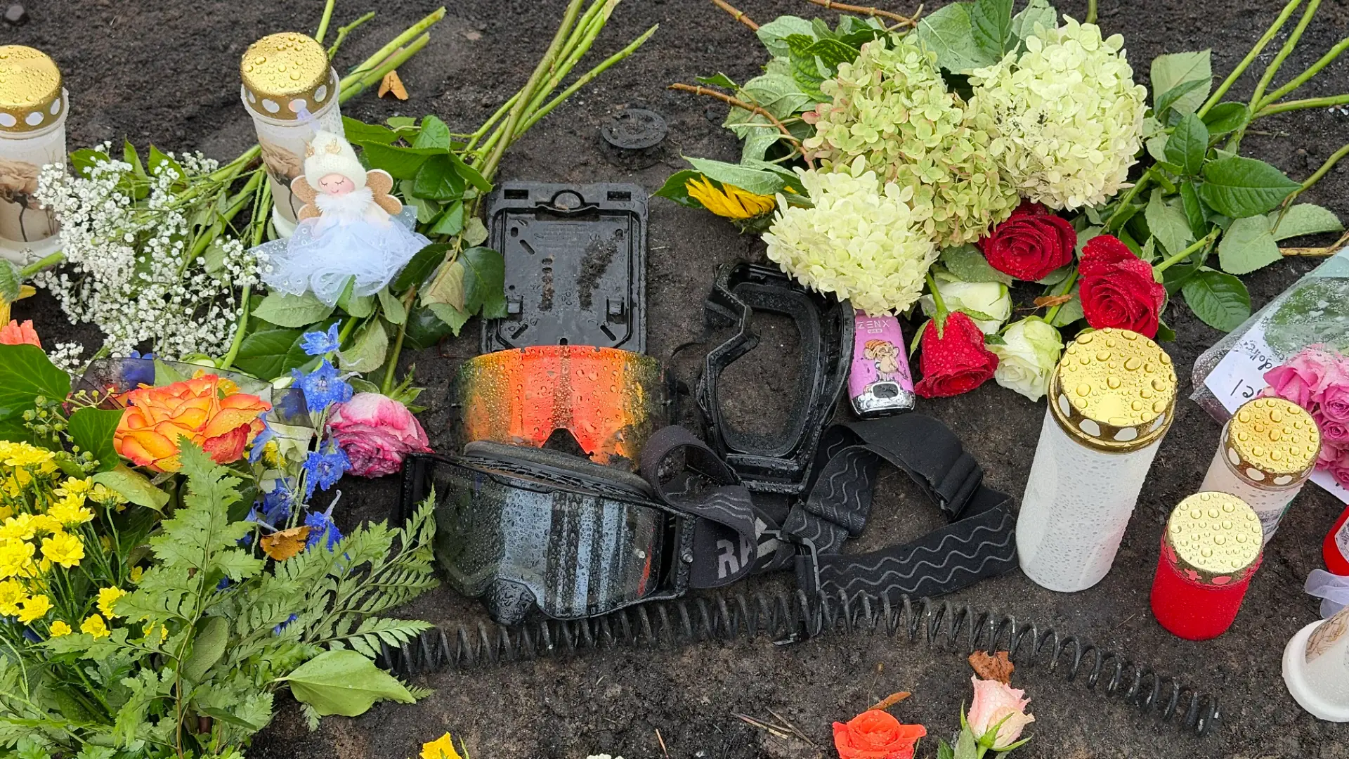 IMG_0050.jpgBlumen und Kerzen erinnern an die vier Jugendlichen, die bei einem schweren Verkehrsunfall in Brandenburg ums Leben kamen. Eine Spendenaktion für ihre Familien hat inzwischen fast 190.000 Euro eingebracht.
