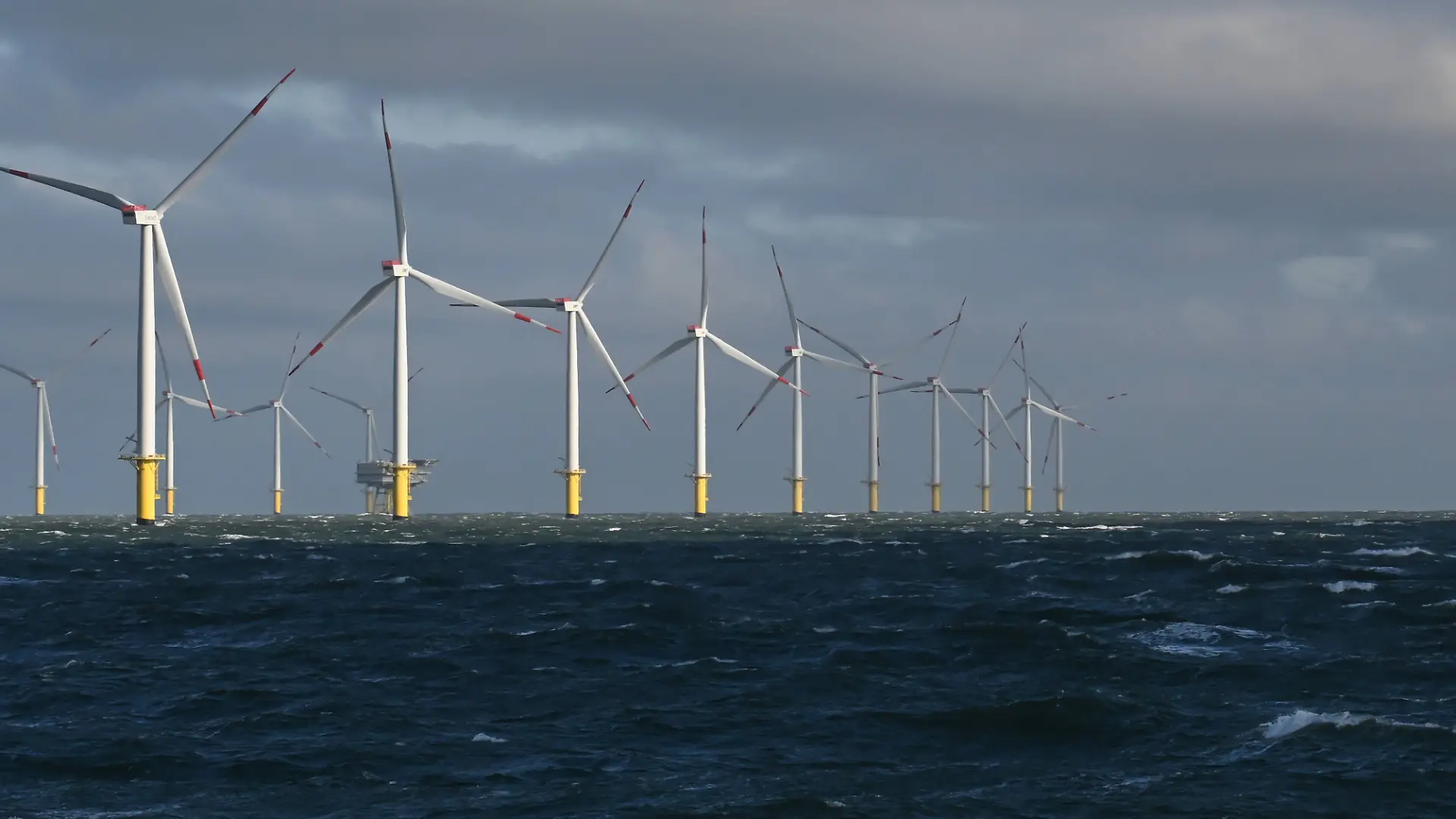 Offshore-Windpark Riffgat. Blick auf den Offshore-Windpark Riffgat, 15 Kilometer nördlich der Insel Borkum. Windpark Riffgat war der allererste deutsche Offshore Windpark in der Nordsee. Borkum Niedersachsen Deutschland *** Offshore wind farm Riffgat View of the offshore wind farm Riffgat, 15 kilometers north of the island of Borkum Wind farm Riffgat was the very first German offshore wind farm in the North Sea Borkum Lower Saxony Germany Copyright: xdiebildwerftx