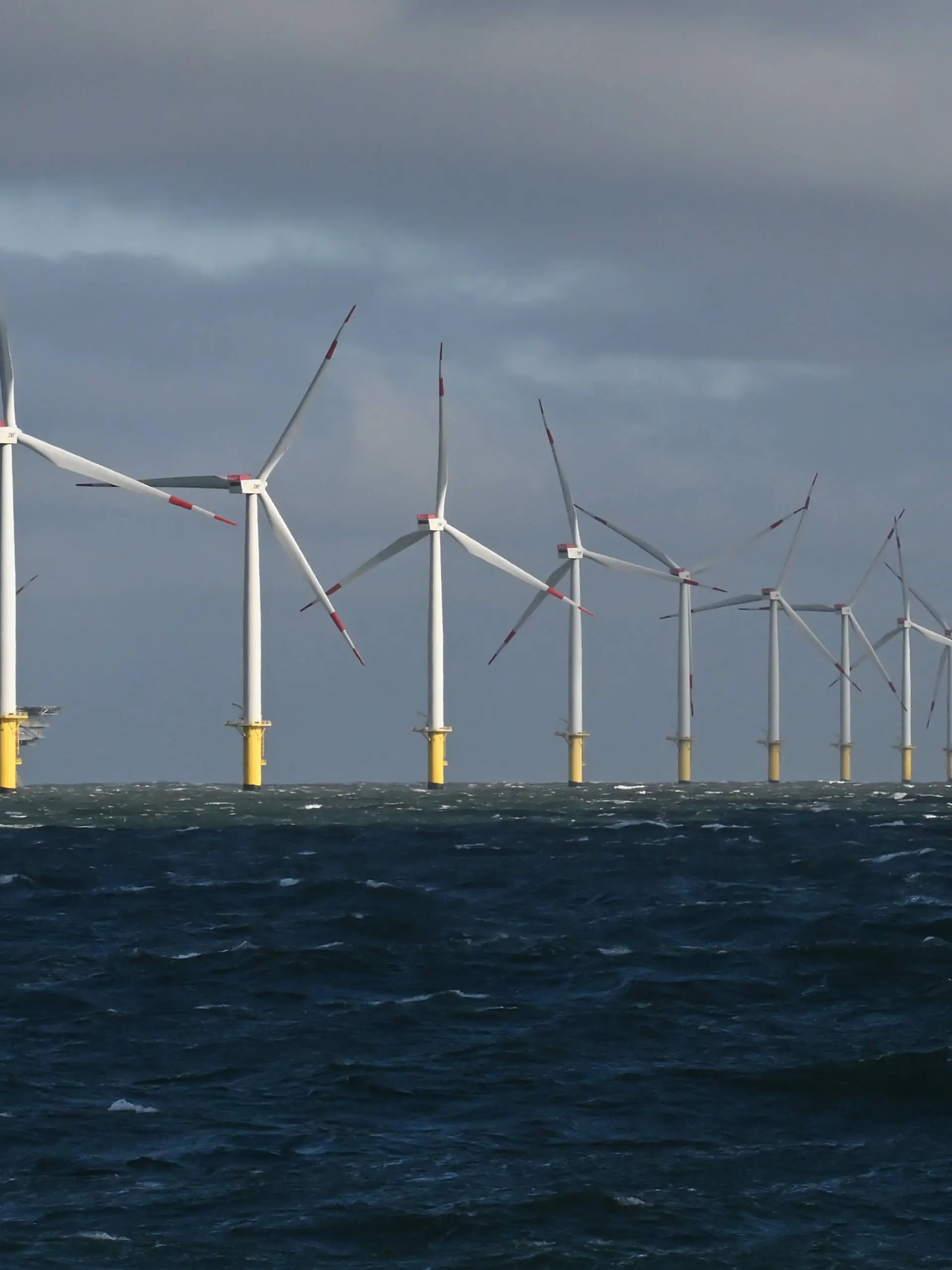 Offshore-Windpark Riffgat. Blick auf den Offshore-Windpark Riffgat, 15 Kilometer nördlich der Insel Borkum. Windpark Riffgat war der allererste deutsche Offshore Windpark in der Nordsee. Borkum Niedersachsen Deutschland *** Offshore wind farm Riffgat View of the offshore wind farm Riffgat, 15 kilometers north of the island of Borkum Wind farm Riffgat was the very first German offshore wind farm in the North Sea Borkum Lower Saxony Germany Copyright: xdiebildwerftx