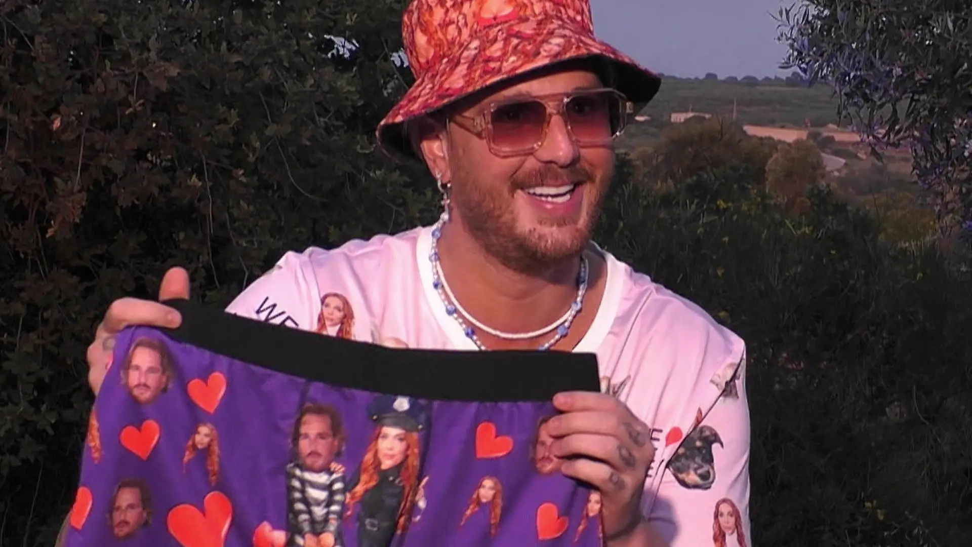 Bild von Dennis „in Fesseln" bei Temptation Island VIP! DAMIT schleicht sich Tara in die Villa