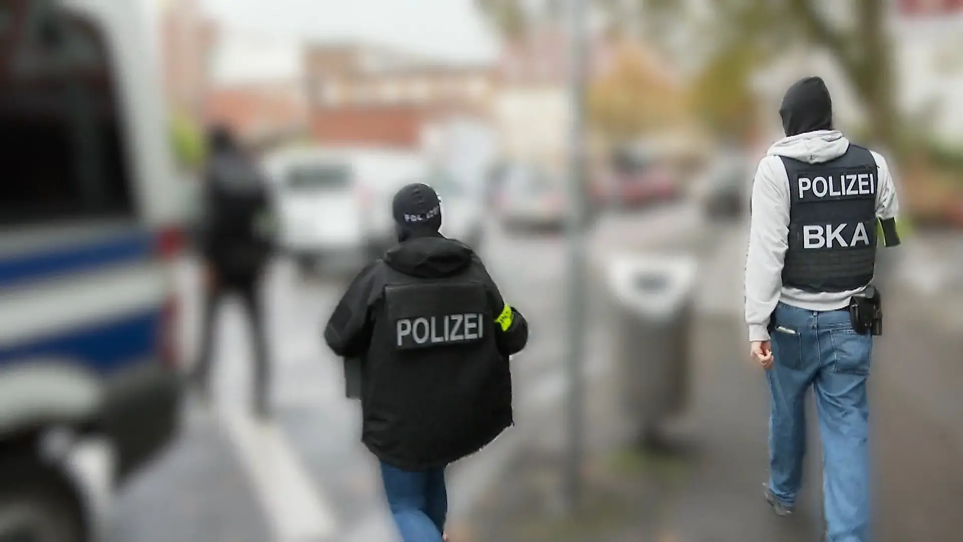 Waffen, Drogen und Falschgeld: Ermittler decken mutmaßliches Netzwerk auf Polizei stellt Ergebnisse der Durchsuchungen vor